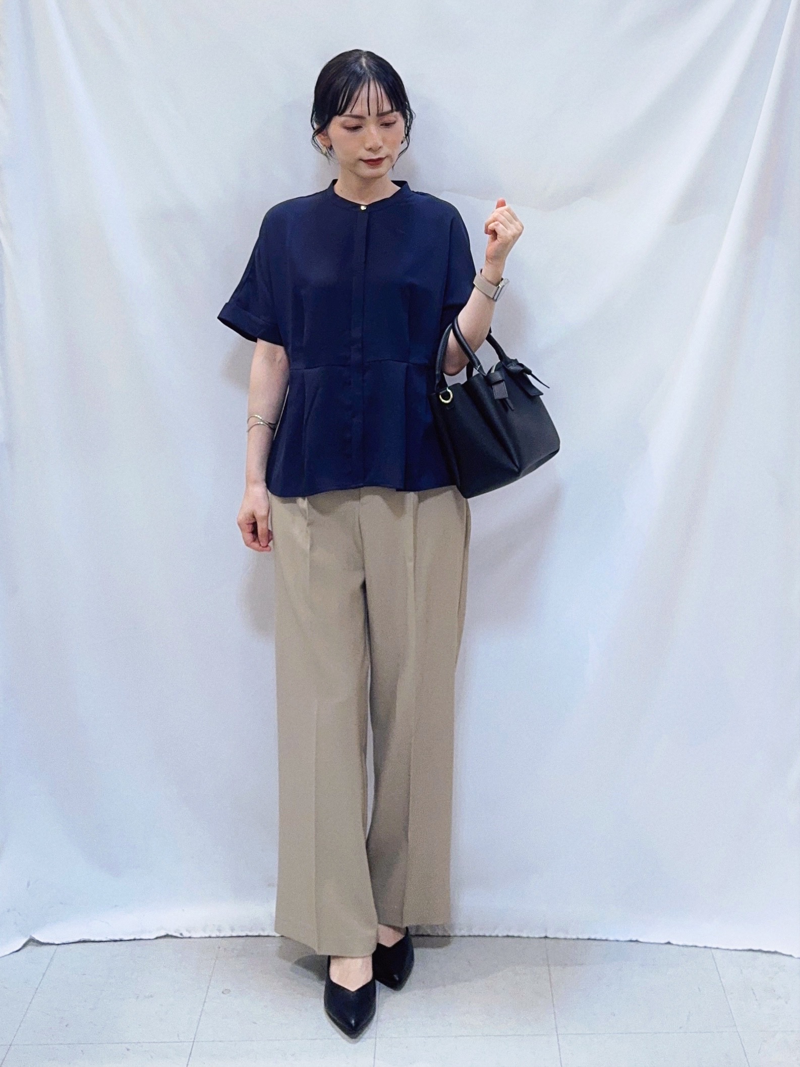 𝐇𝐢𝐫𝐨𝐦𝐢さんの「SHOO･LA･RUE｜【ひんやり/UV/通勤】洗濯後しわになりにくい インしない ウエストタックペプラムブラウス」を使ったコーディネート