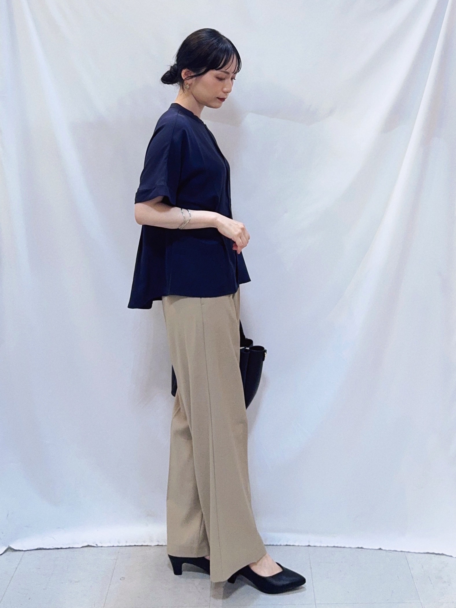 𝐇𝐢𝐫𝐨𝐦𝐢さんの「SHOO･LA･RUE｜【ひんやり/UV/通勤】洗濯後しわになりにくい インしない ウエストタックペプラムブラウス」を使ったコーディネート