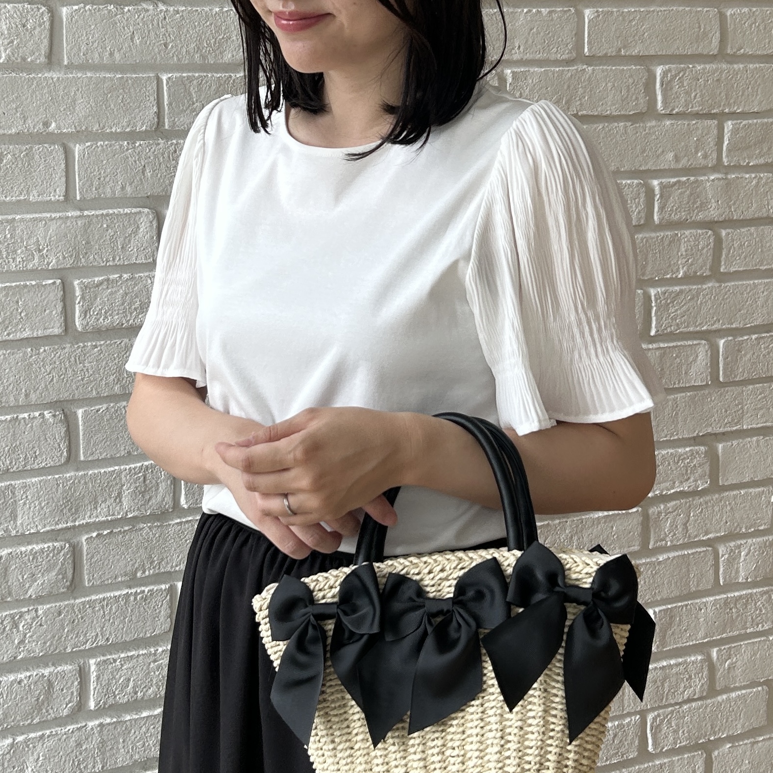shinoさんの「Couture brooch｜【接触冷感・UVカット・洗える】マジョリカプリーツ スリーブ トップス」を使ったコーディネート