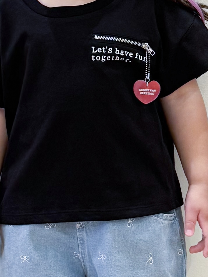 愛さんの「SHOO･LA･RUE｜【130-150cm】チャーム付きTシャツ」を使ったコーディネート