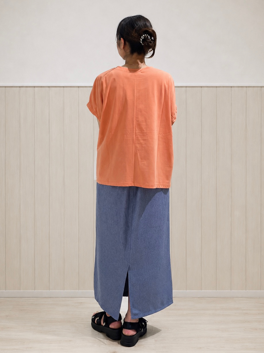 まつみさんの「SHOO･LA･RUE｜【ひんやり/洗濯機可】シンプルにこなれて見せる お袖ギャザードルマンTシャツ」を使ったコーディネート