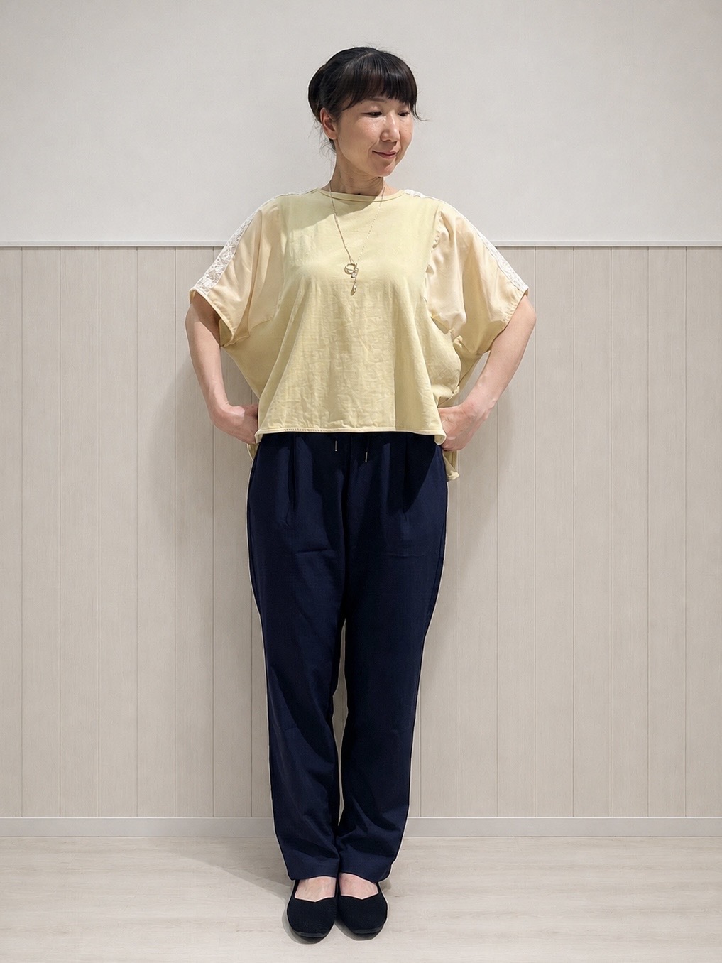 まつみさんの「SHOO･LA･RUE｜【ひんやり/洗濯機可/体型カバー】インせず着られる 肩レース切り替えポンチョ風トップス」を使ったコーディネート