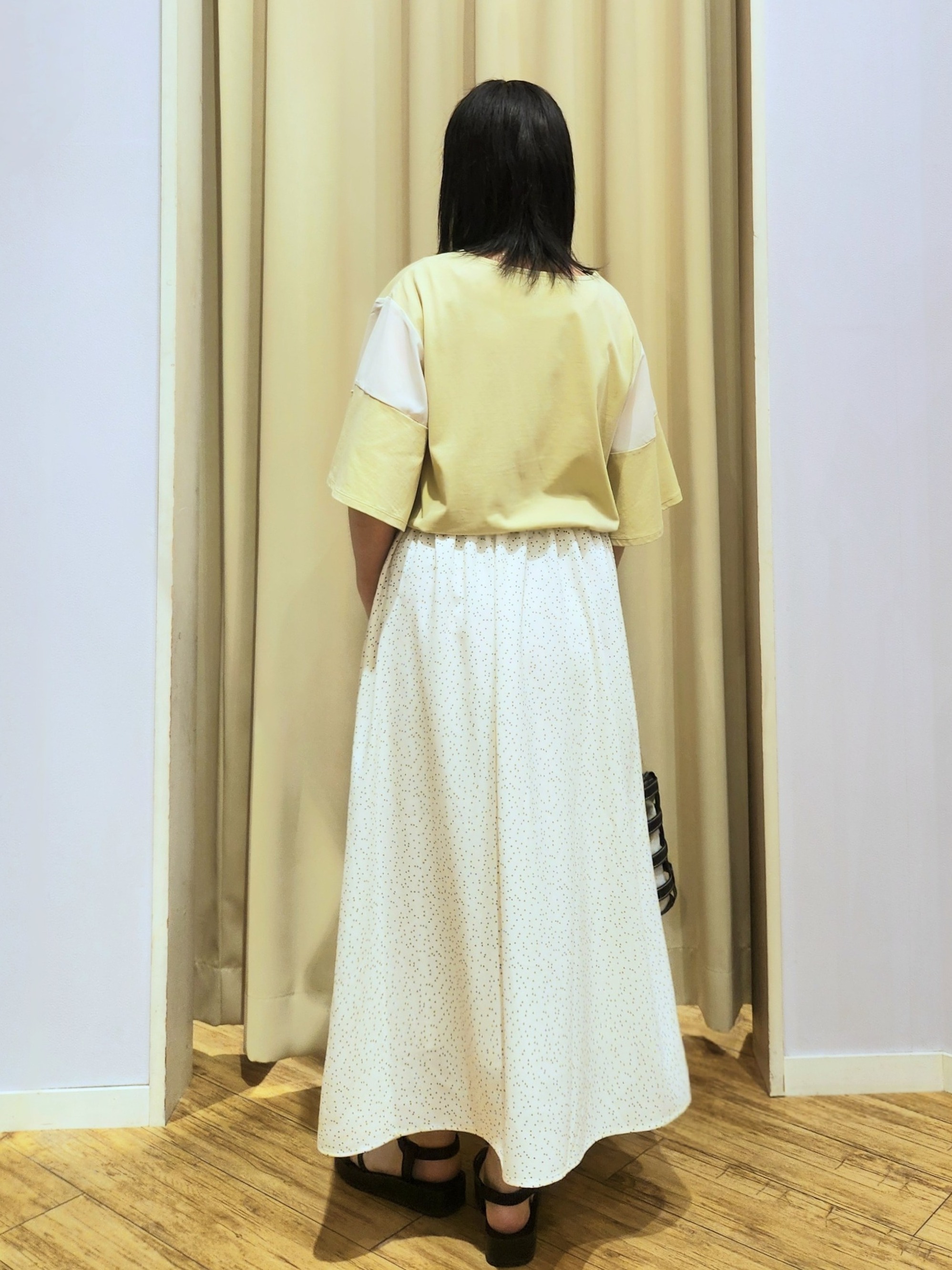 くまさんの「SHOO･LA･RUE｜【ひんやり/S-LL/体型カバー】フレアスリーブで二の腕を自然にカバー 浅VネックTシャツ」を使ったコーディネート