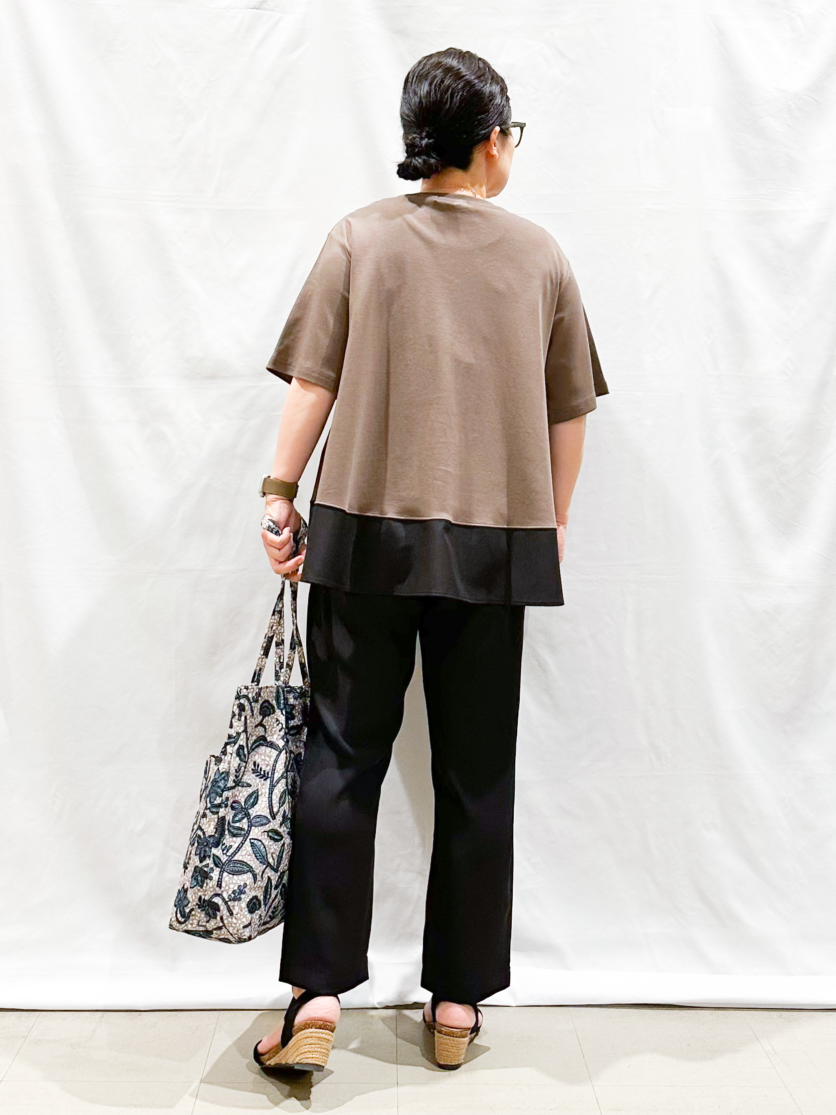 umeさんの「SHOO･LA･RUE｜【ひんやり/UV/抗菌防臭】体型カバーも叶う 裾切り替えAライントップス」を使ったコーディネート