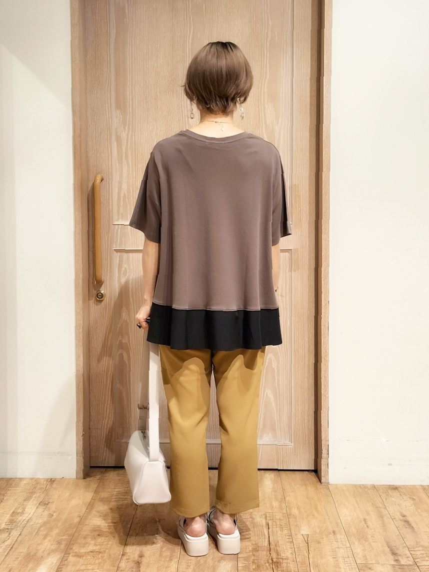 YUKIさんの「SHOO･LA･RUE｜【ひんやり/UV/抗菌防臭】体型カバーも叶う 裾切り替えAライントップス」を使ったコーディネート