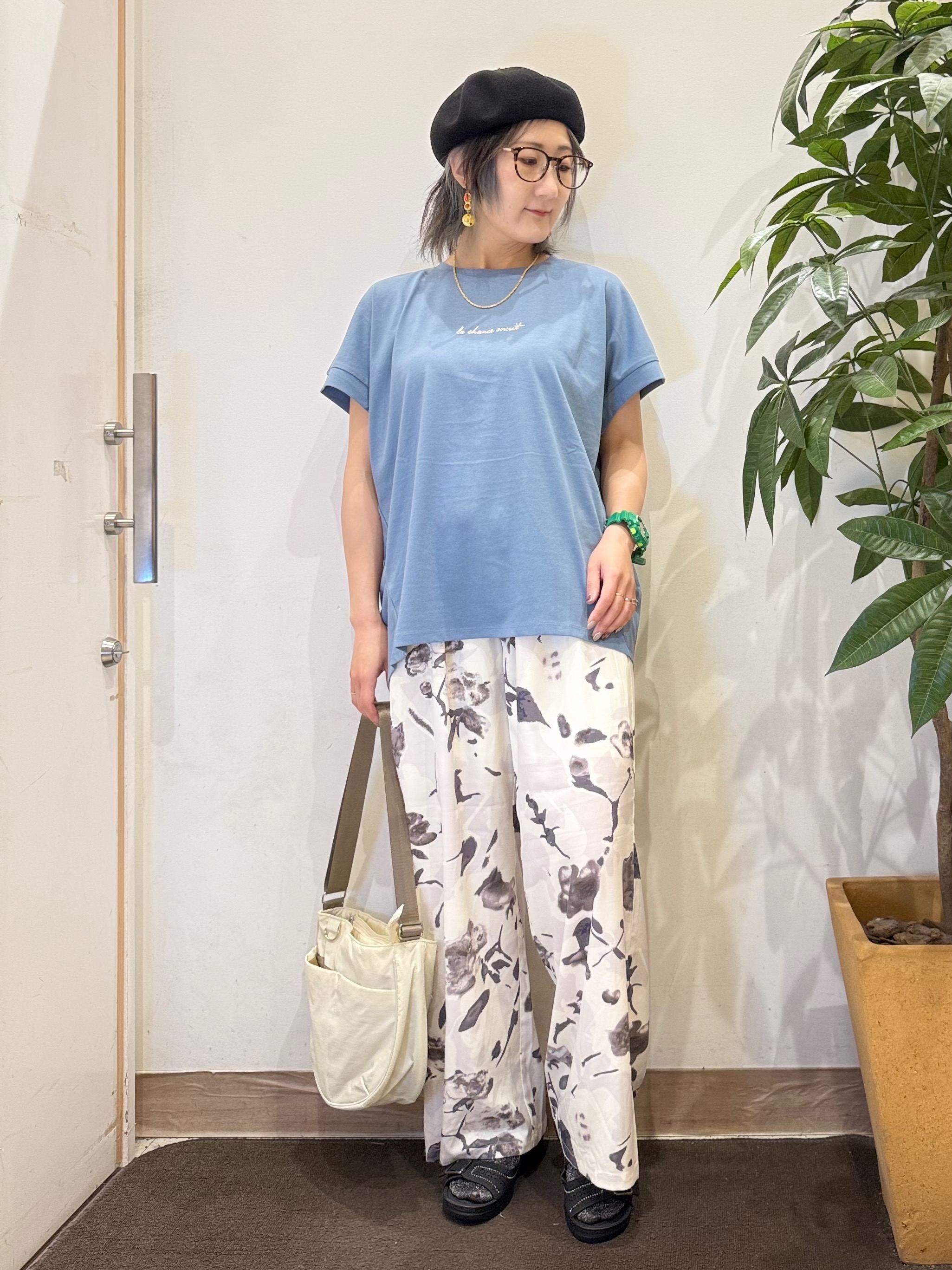 misakiさんの「SHOO･LA･RUE｜【汗じみ防止/ひんやり/S-LL】インせず着られる 刺繍ロゴTシャツ」を使ったコーディネート