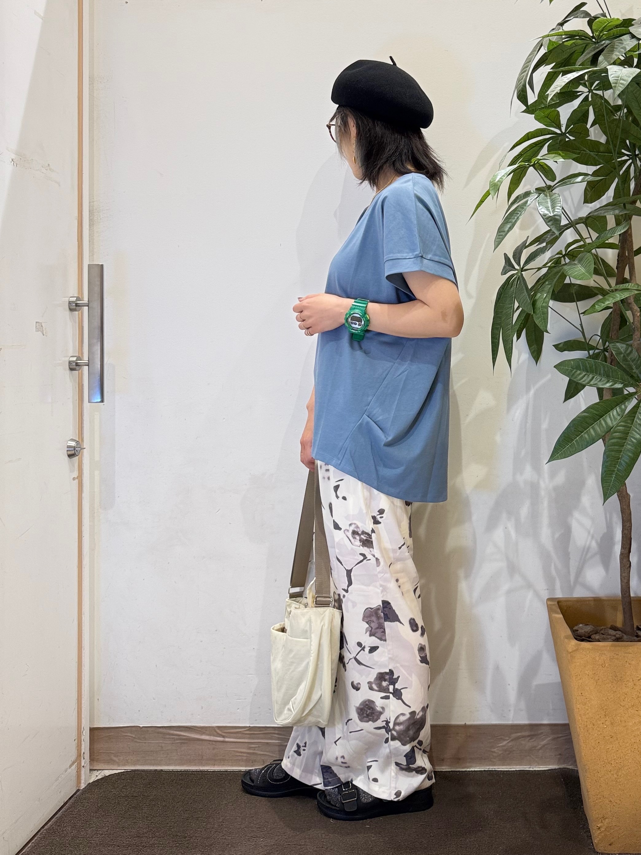 misakiさんの「SHOO･LA･RUE｜【汗じみ防止/ひんやり/S-LL】インせず着られる 刺繍ロゴTシャツ」を使ったコーディネート