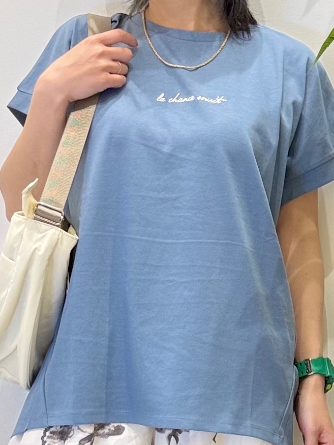 misakiさんの「SHOO･LA･RUE｜【汗じみ防止/ひんやり/S-LL】インせず着られる 刺繍ロゴTシャツ」を使ったコーディネート