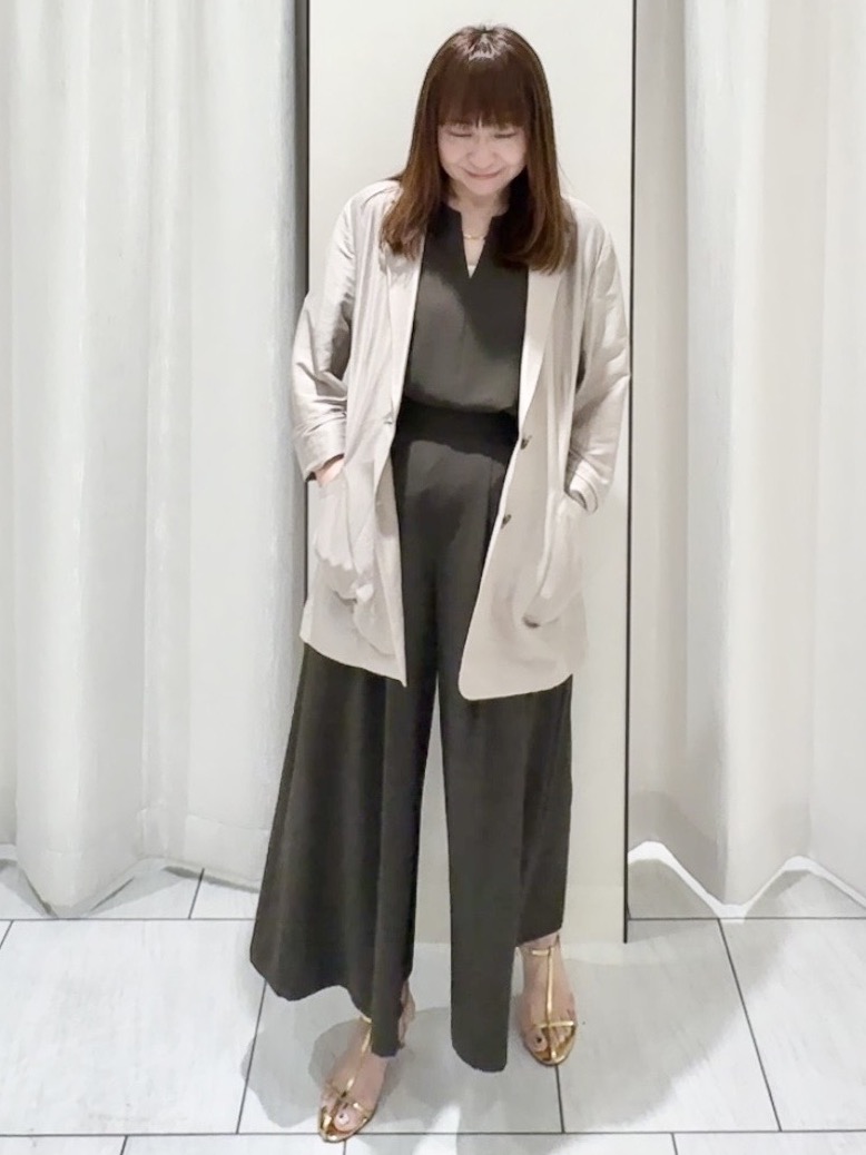 ʏᴜᴋɪᴋᴏさんの「UNTITLED｜【UV/接触冷感/セットアップ可】リラクシーキーVネックブラウス」を使ったコーディネート