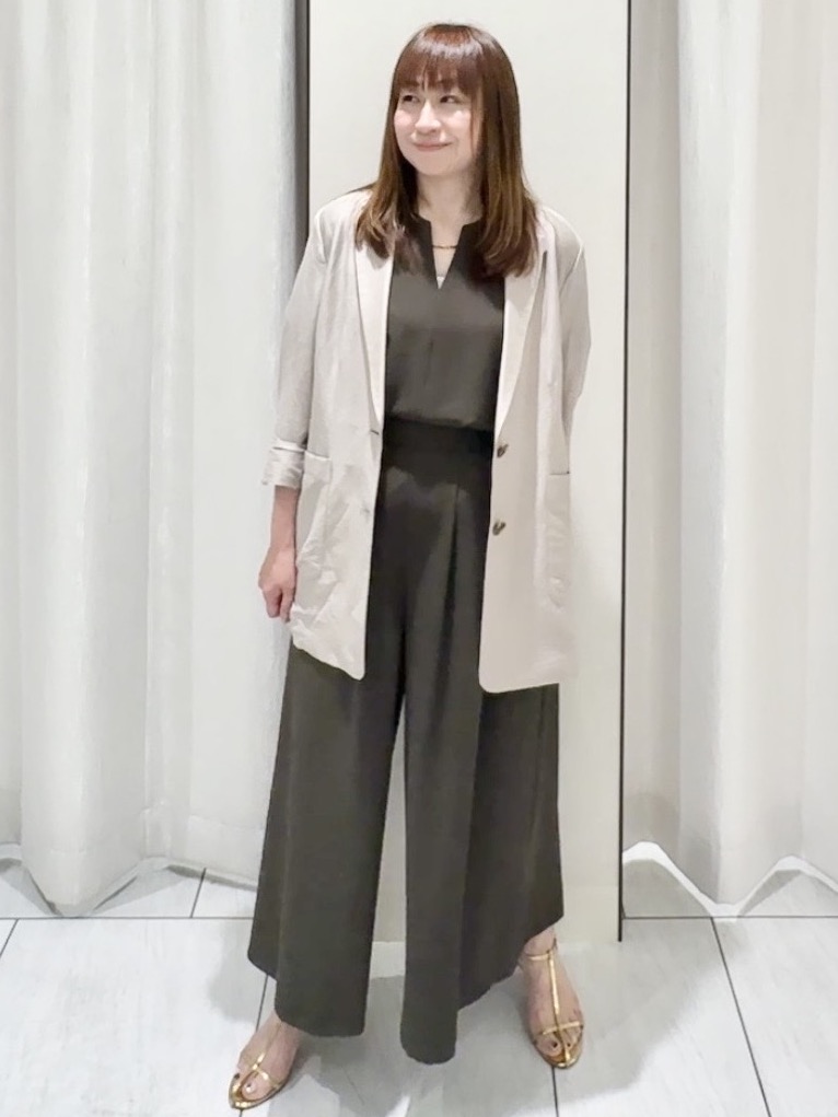 ʏᴜᴋɪᴋᴏさんの「UNTITLED｜【UV/接触冷感/セットアップ可】リラクシーキーVネックブラウス」を使ったコーディネート