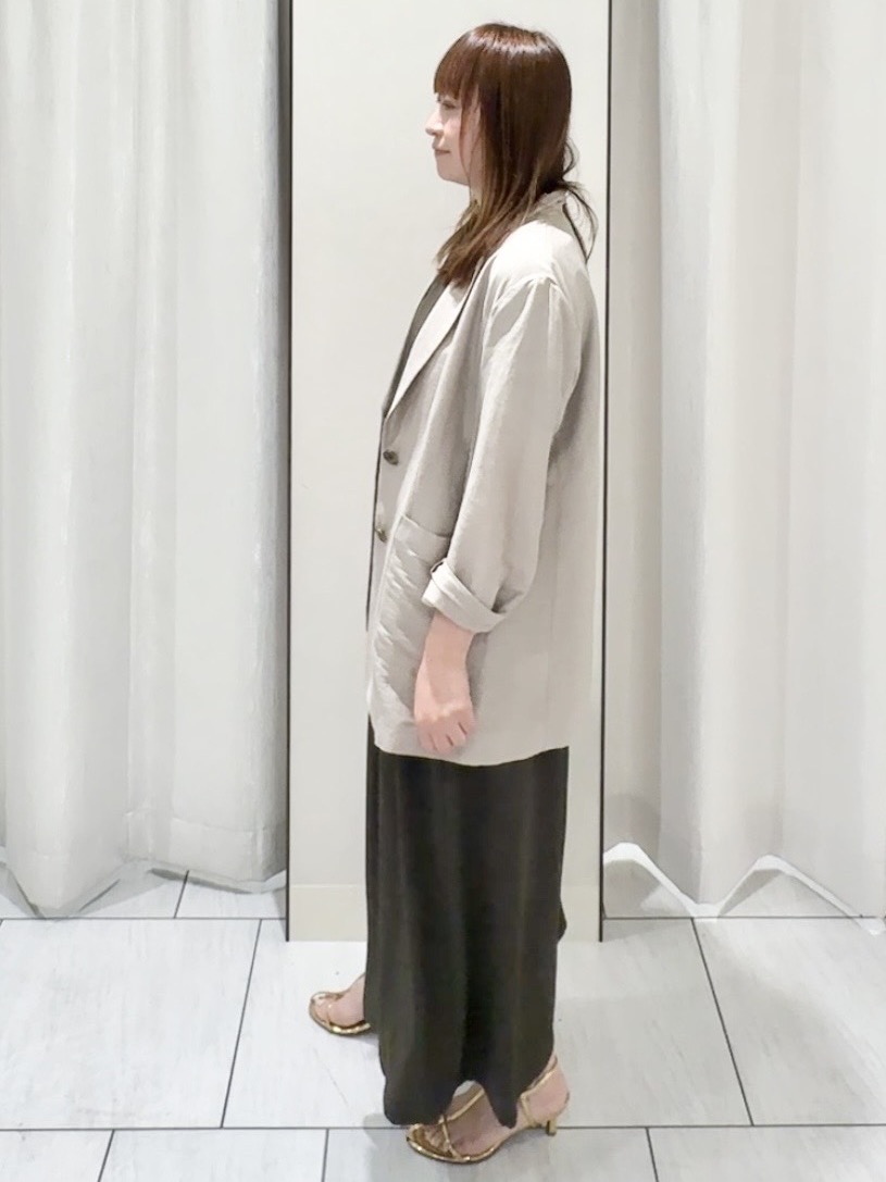 ʏᴜᴋɪᴋᴏさんの「UNTITLED｜【UV/接触冷感/セットアップ可】リラクシーキーVネックブラウス」を使ったコーディネート