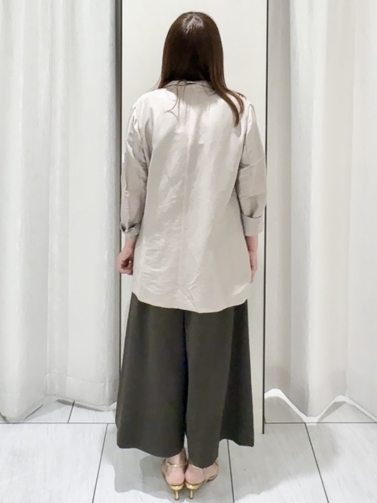 ʏᴜᴋɪᴋᴏさんの「UNTITLED｜【UV/接触冷感/セットアップ可】リラクシーキーVネックブラウス」を使ったコーディネート