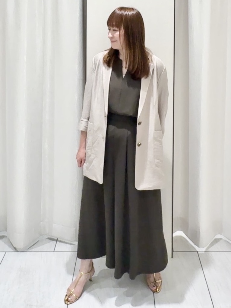 ʏᴜᴋɪᴋᴏさんの「UNTITLED｜【UV/接触冷感/セットアップ可】リラクシーキーVネックブラウス」を使ったコーディネート