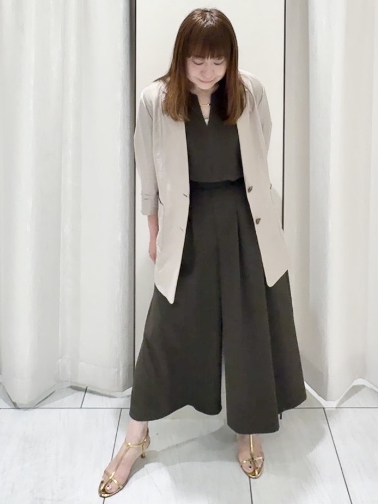 ʏᴜᴋɪᴋᴏさんの「UNTITLED｜【UV/接触冷感/セットアップ可】リラクシーキーVネックブラウス」を使ったコーディネート