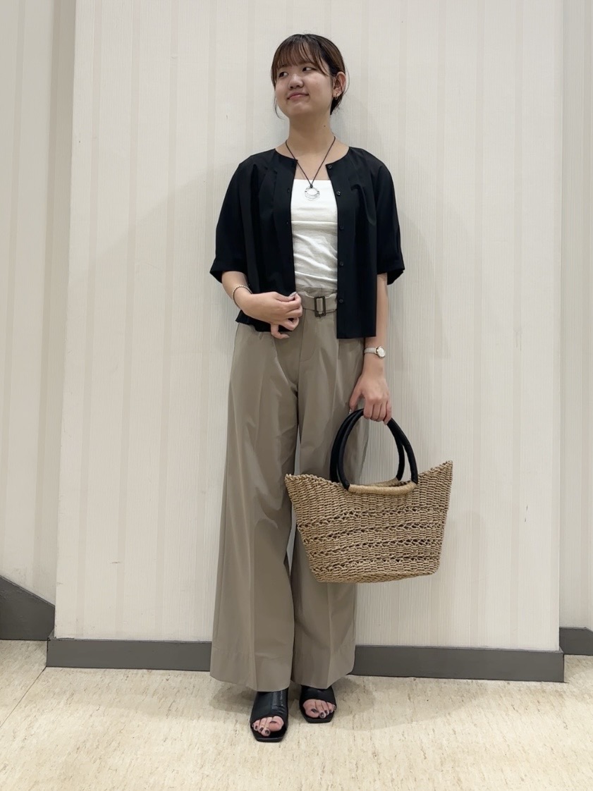 ちひさんの「INDIVI｜【撥水／UVケア／SETUP可能】軽量ベルト付ワイドストレートパンツ」を使ったコーディネート