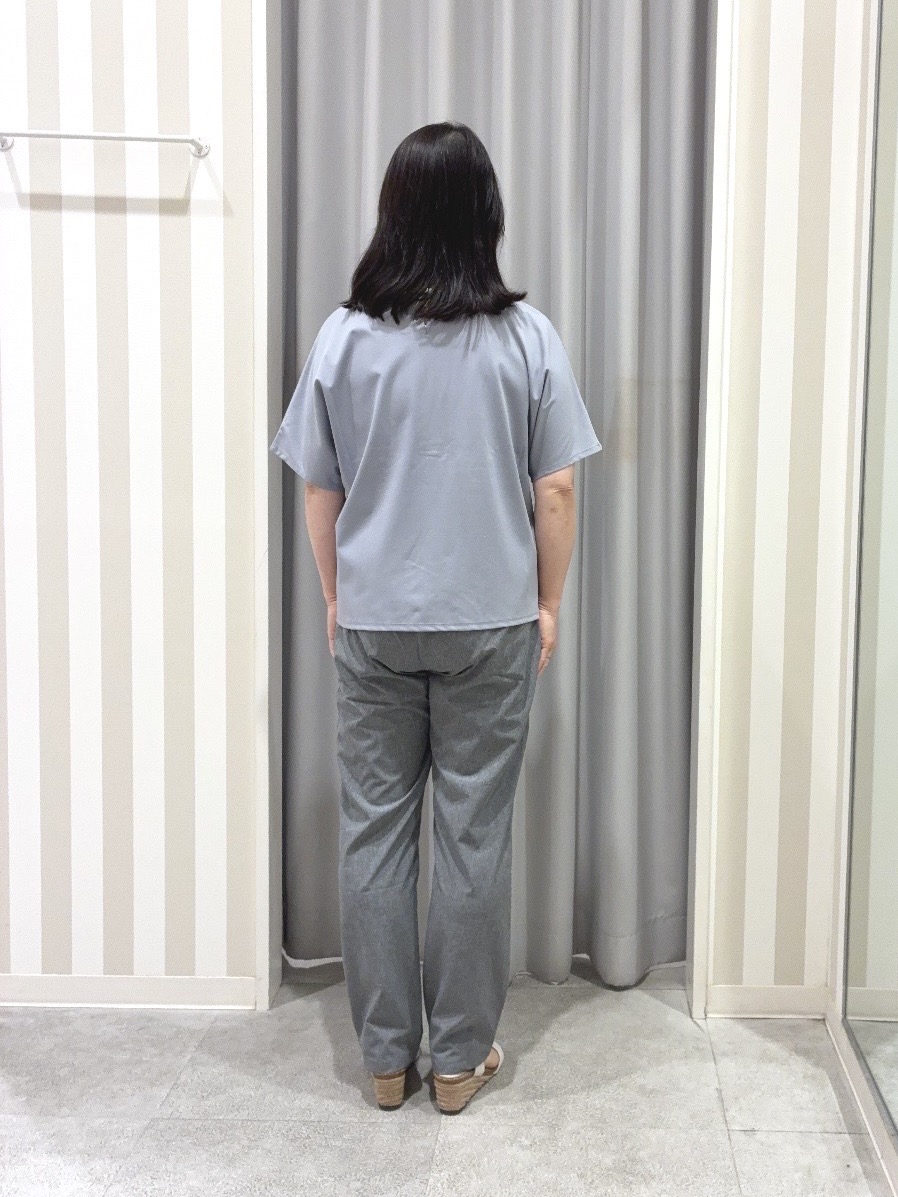 vanseさんの「SHOO･LA･RUE｜【ひんやり／UV／通勤】洗濯後しわになりにくい メタルポイントスキッパートップス」を使ったコーディネート
