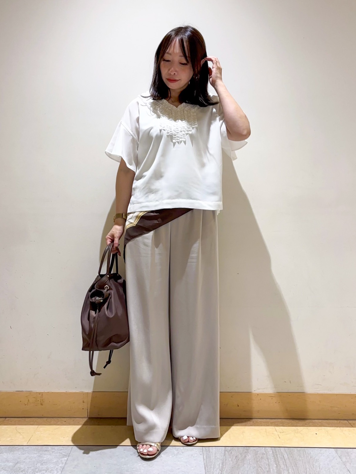sattoさんの「UNTITLED｜【接触冷感/通気性/洗える】Vネックフリルブラウス」を使ったコーディネート