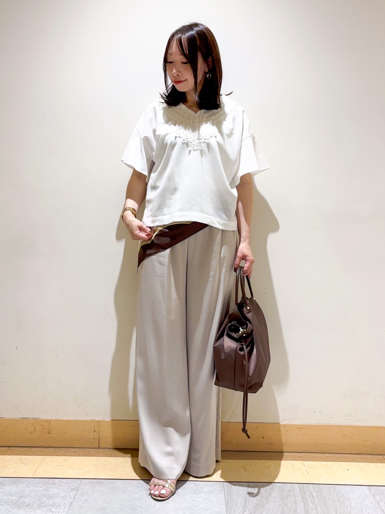 sattoさんの「UNTITLED｜【接触冷感/通気性/洗える】Vネックフリルブラウス」を使ったコーディネート