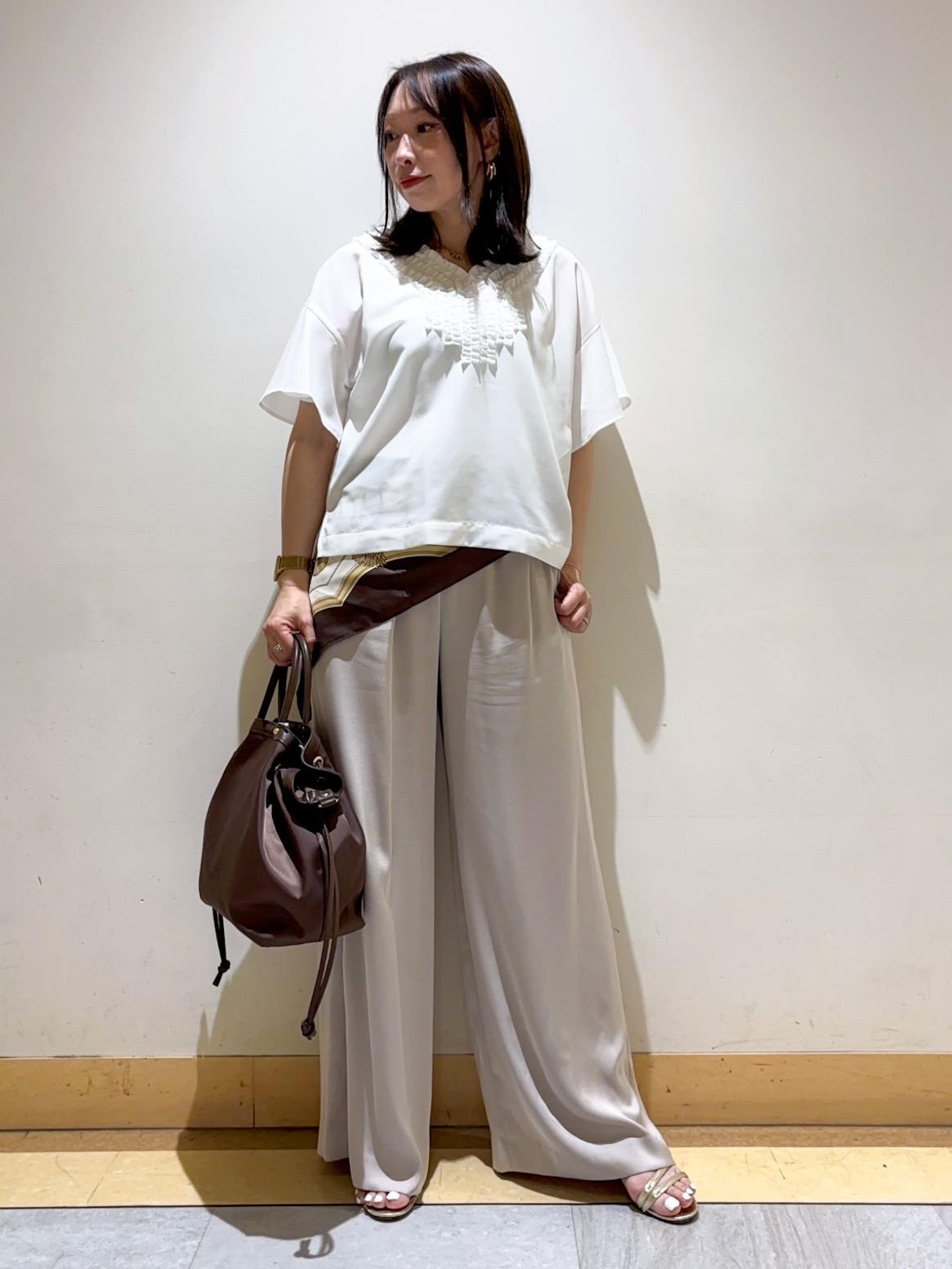 sattoさんの「UNTITLED｜【接触冷感/通気性/洗える】Vネックフリルブラウス」を使ったコーディネート