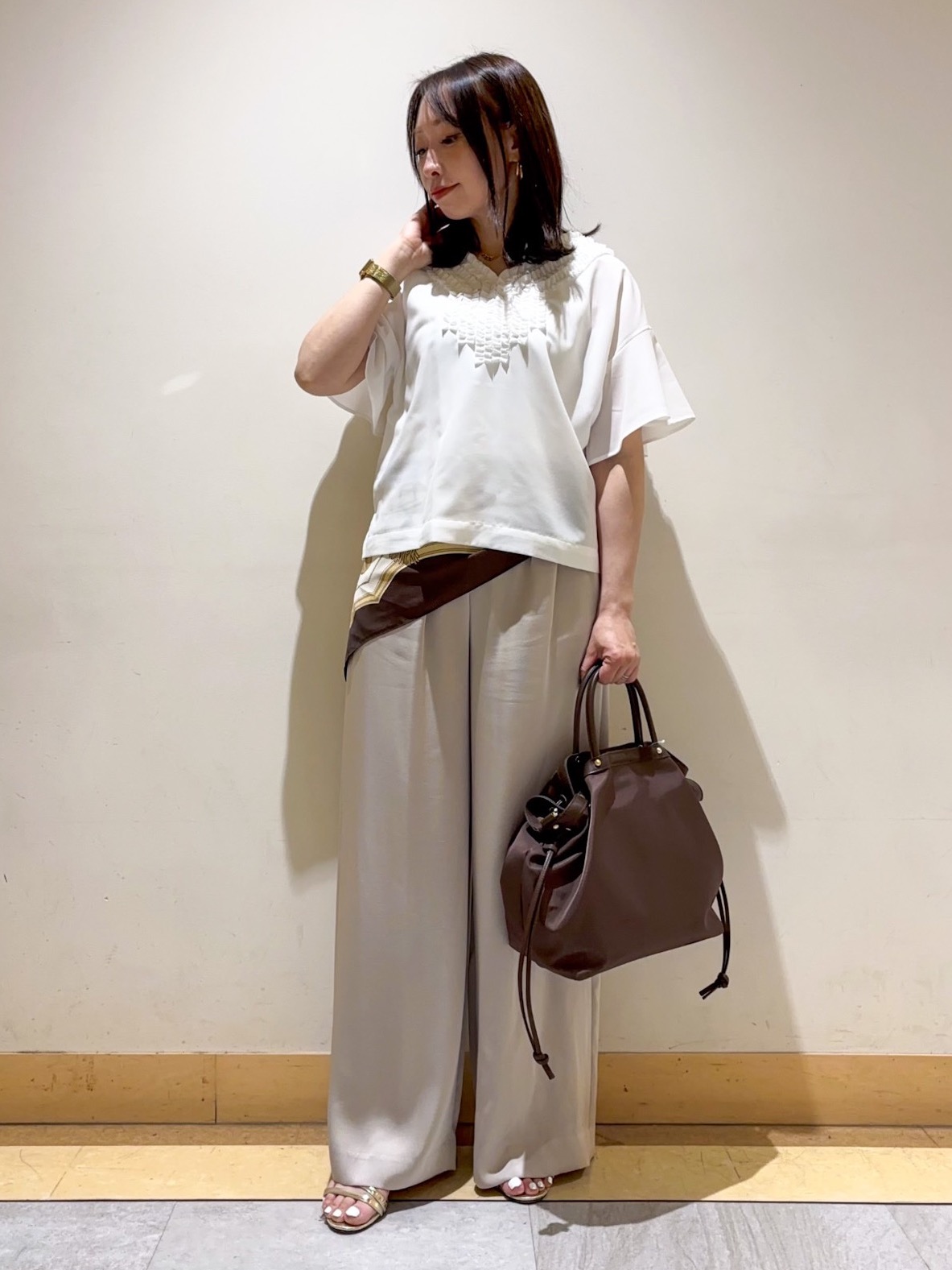 sattoさんの「UNTITLED｜【接触冷感/通気性/洗える】Vネックフリルブラウス」を使ったコーディネート