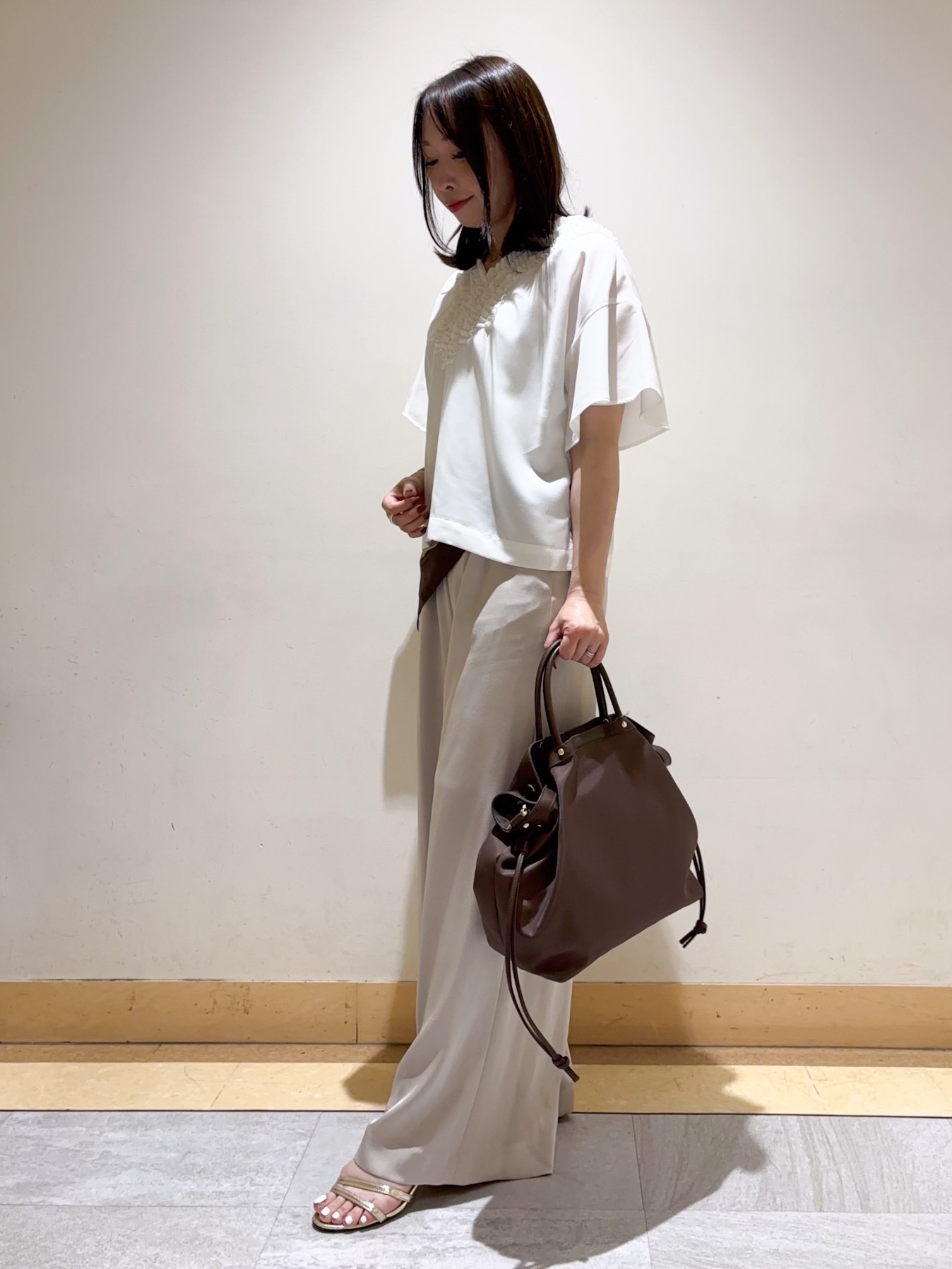 sattoさんの「UNTITLED｜【接触冷感/通気性/洗える】Vネックフリルブラウス」を使ったコーディネート