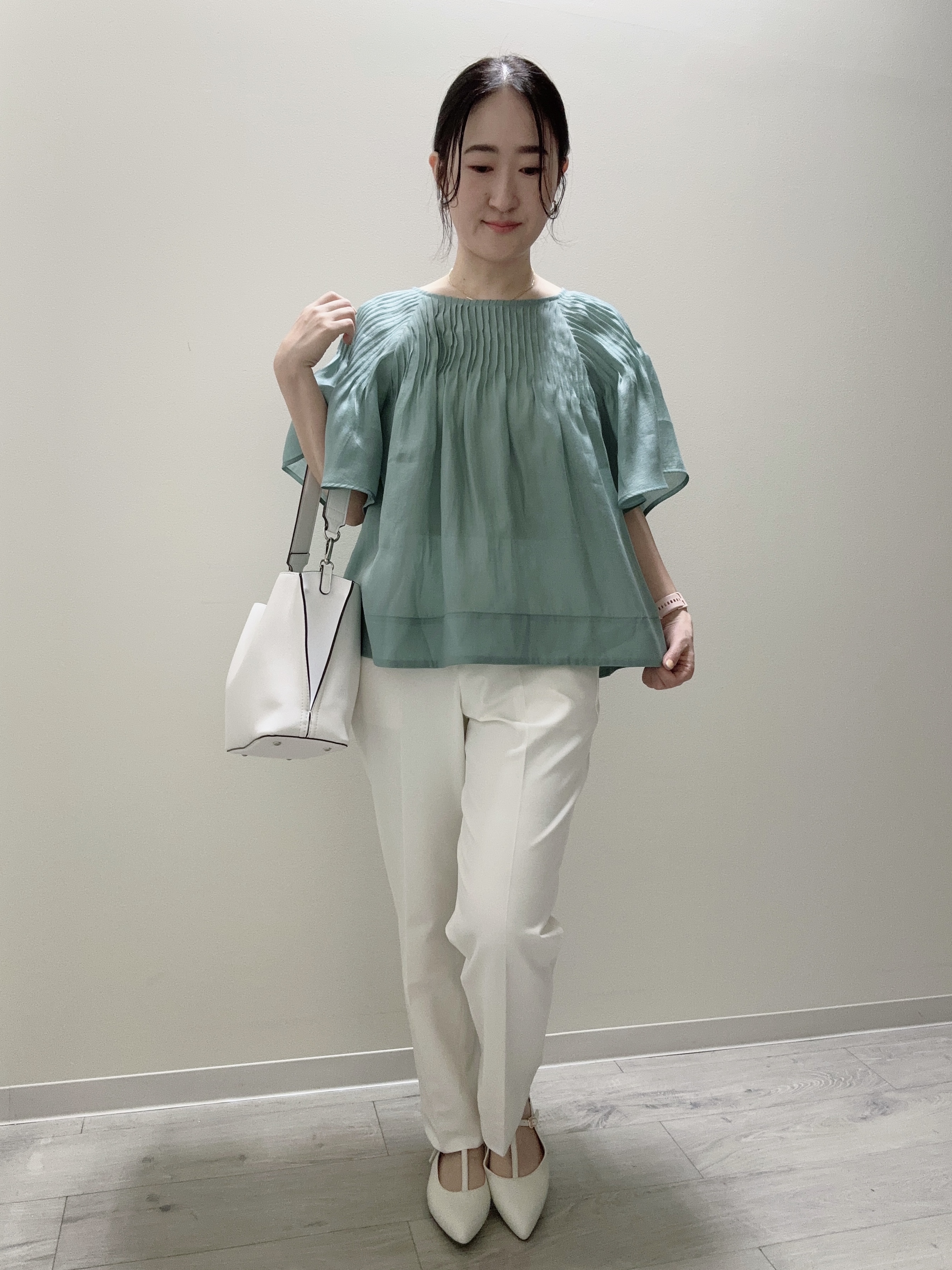 末廣美智子さんの「Reflect｜ピンタックデザインフレアスリーブブラウス」を使ったコーディネート