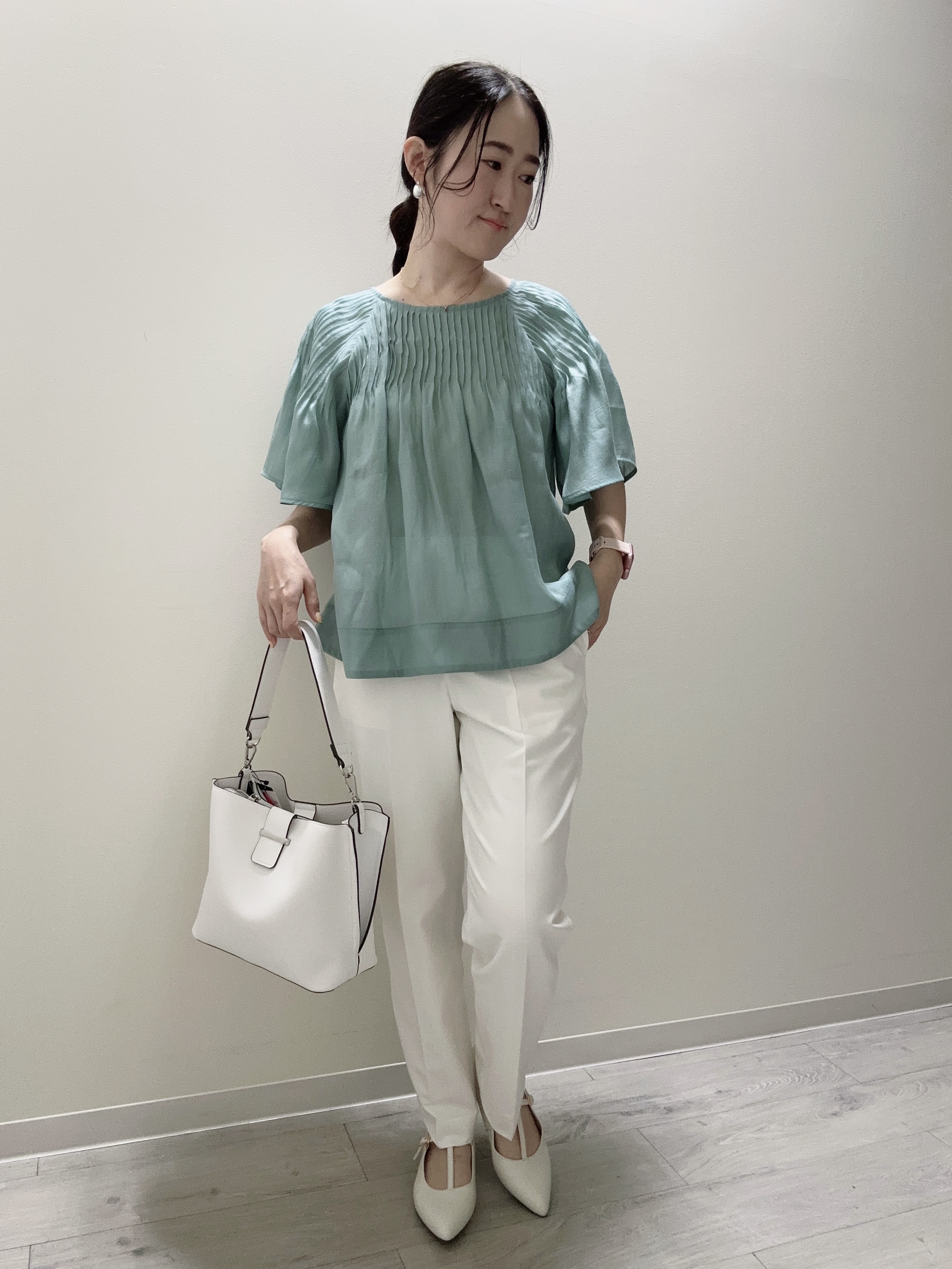 末廣美智子さんの「Reflect｜ピンタックデザインフレアスリーブブラウス」を使ったコーディネート