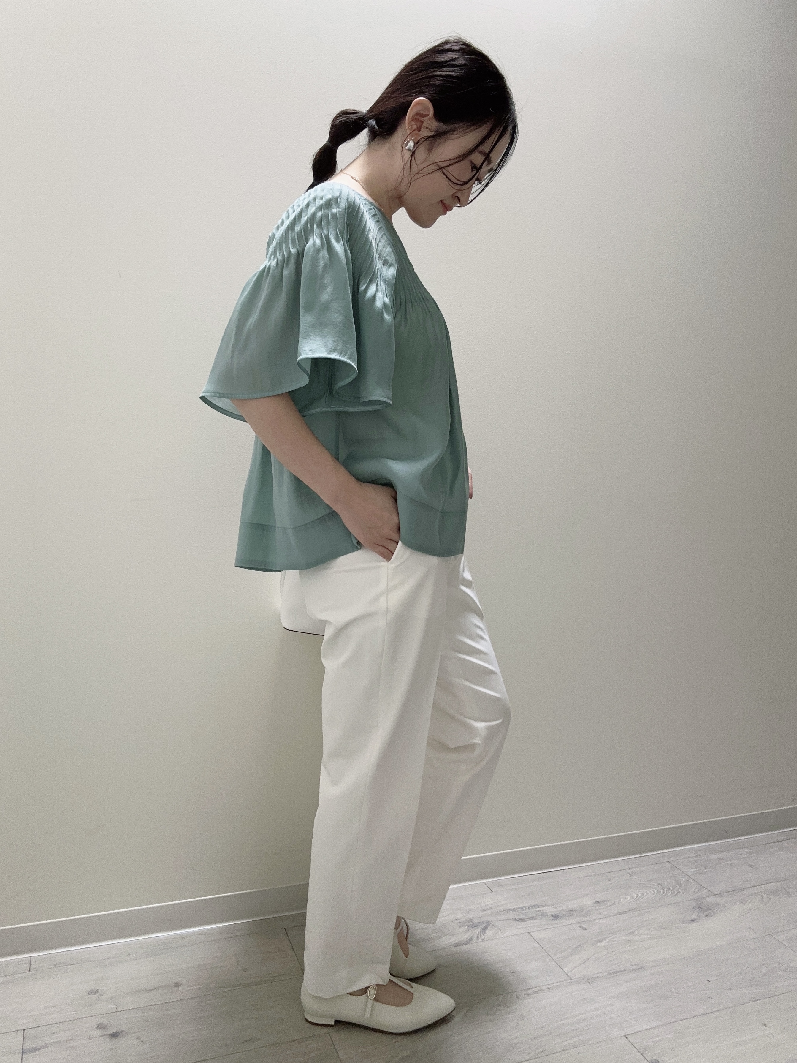 末廣美智子さんの「Reflect｜ピンタックデザインフレアスリーブブラウス」を使ったコーディネート
