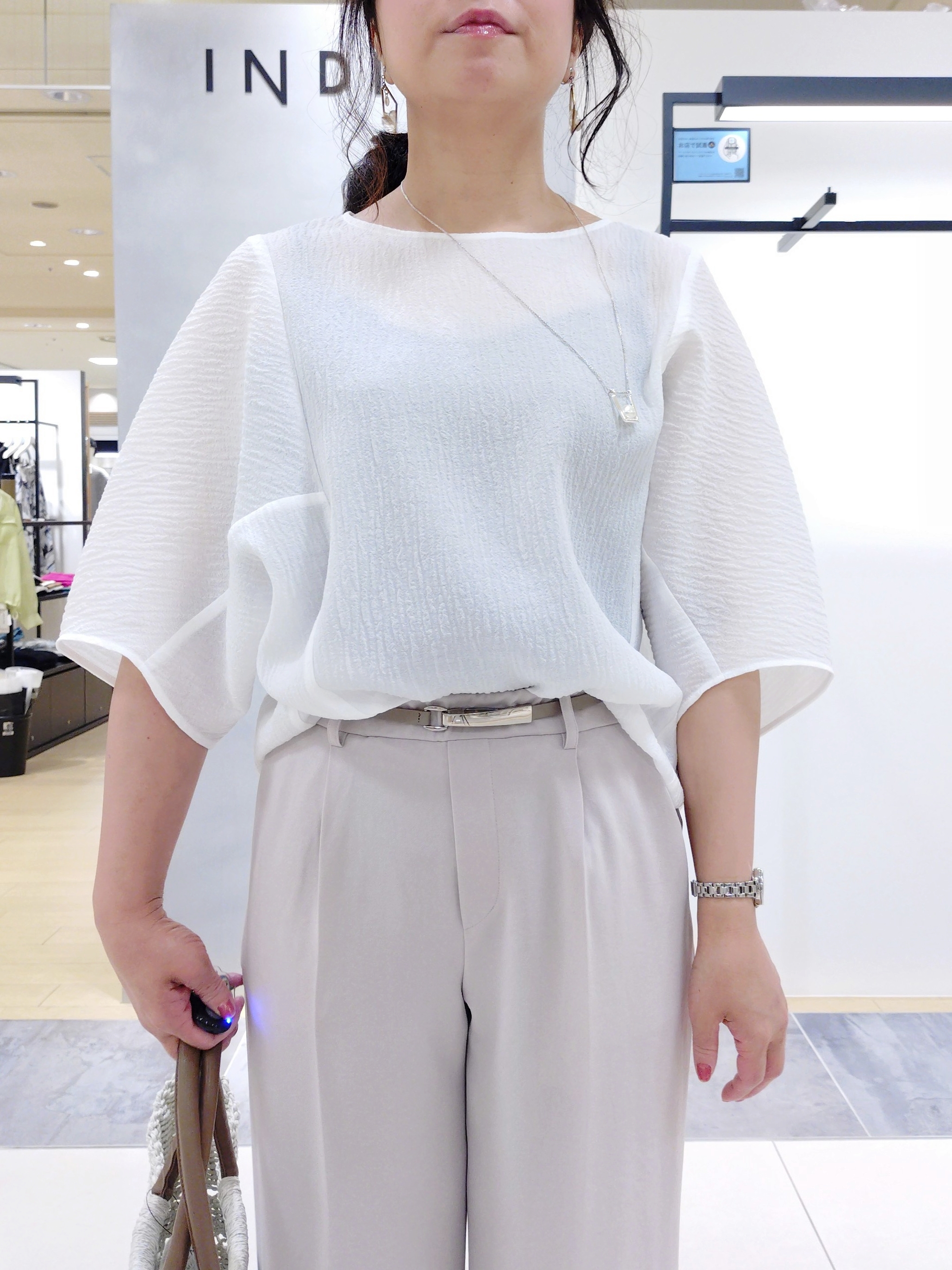 TOMOMIさんの「INDIVI｜【洗える／UVケア／SETUP可】着る日傘ワイドパンツ」を使ったコーディネート