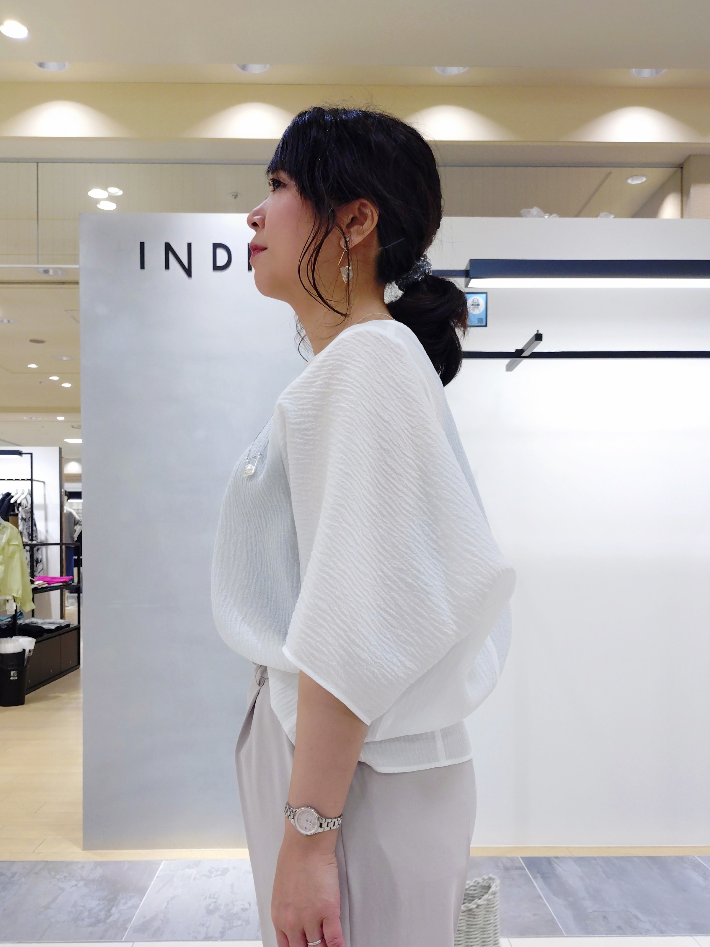 TOMOMIさんの「INDIVI｜【洗える／UVケア／SETUP可】着る日傘ワイドパンツ」を使ったコーディネート