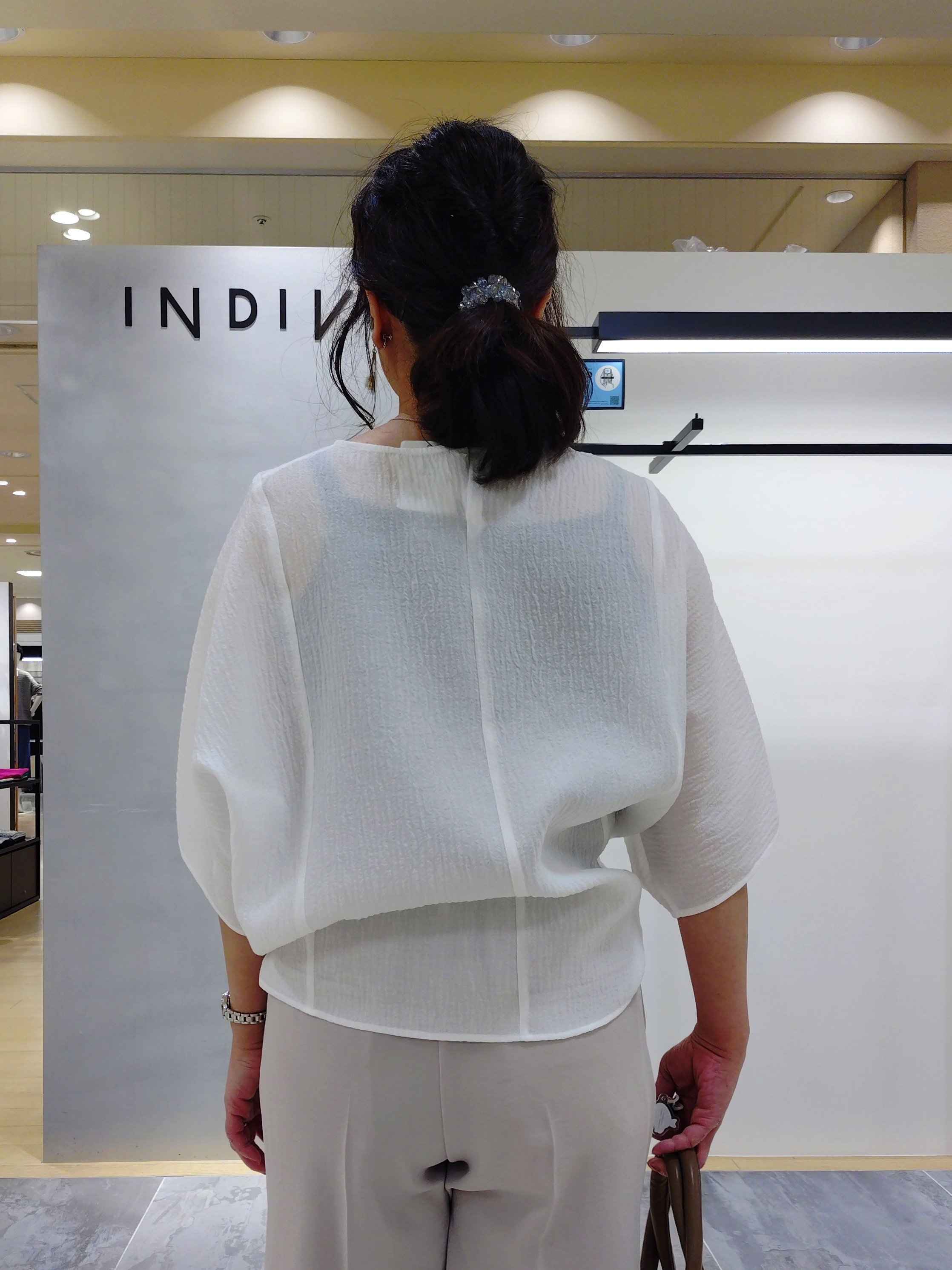 TOMOMIさんの「INDIVI｜【洗える／UVケア／SETUP可】着る日傘ワイドパンツ」を使ったコーディネート