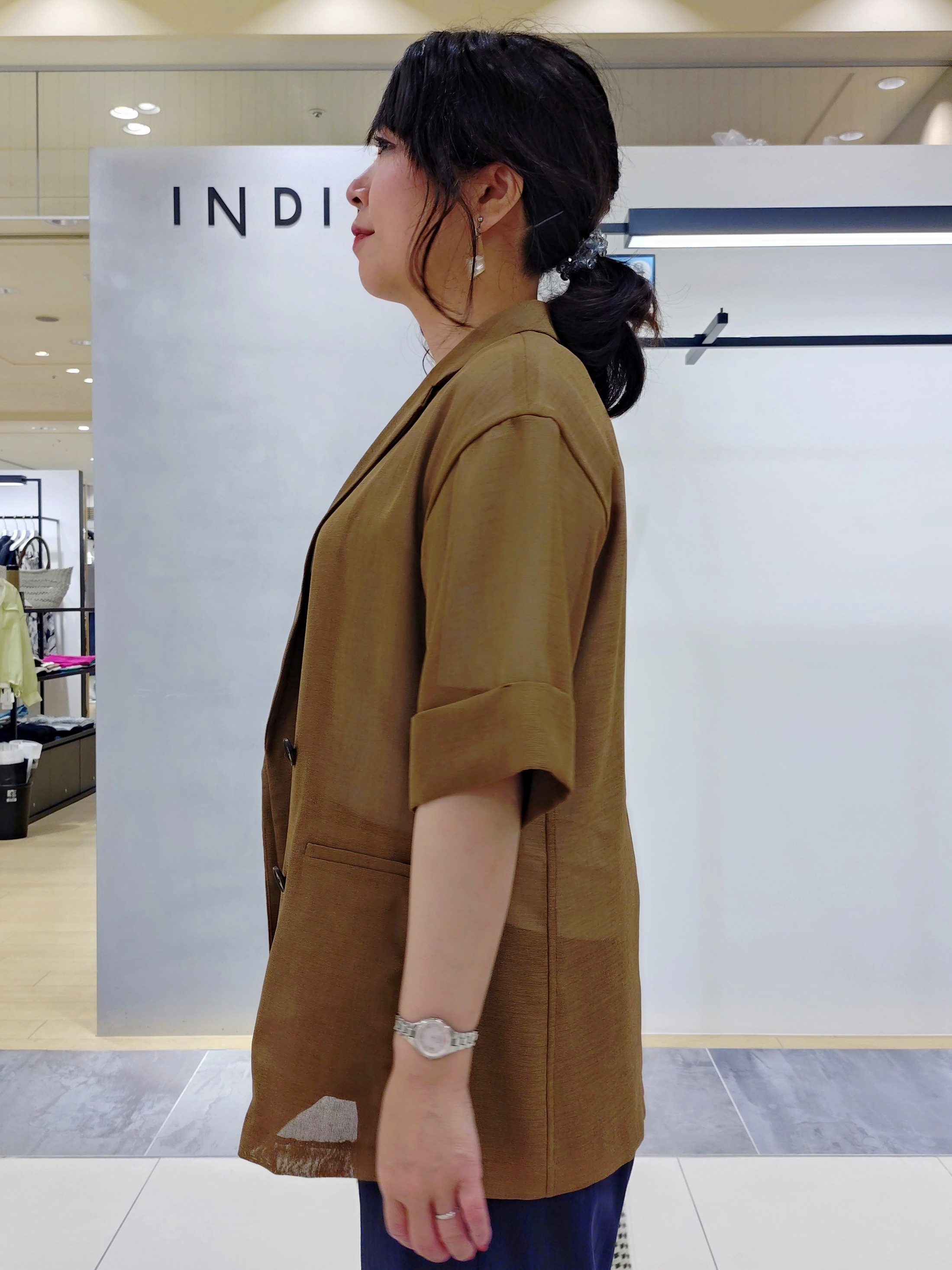 TOMOMIさんの「INDIVI｜【褒められパンツ／洗える／ウエストゴム】ワイドタックパンツ」を使ったコーディネート