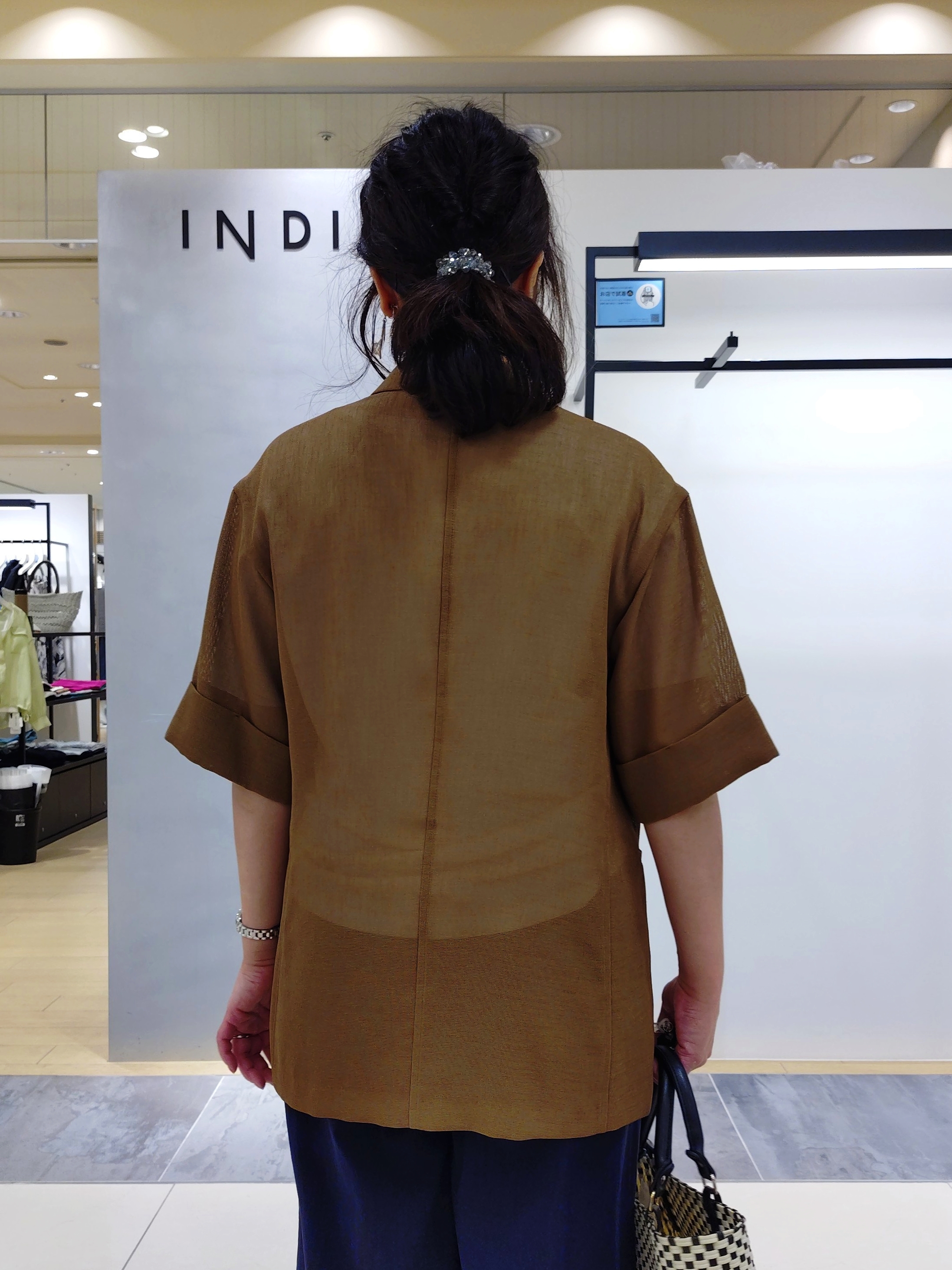 TOMOMIさんの「INDIVI｜【褒められパンツ／洗える／ウエストゴム】ワイドタックパンツ」を使ったコーディネート