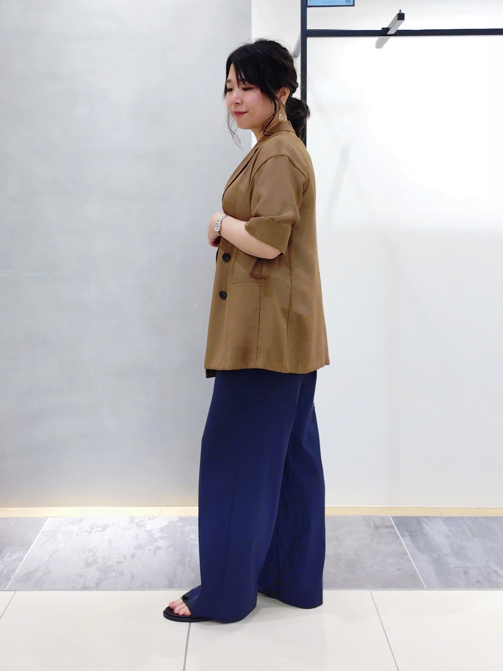 TOMOMIさんの「INDIVI｜【褒められパンツ／洗える／ウエストゴム】ワイドタックパンツ」を使ったコーディネート