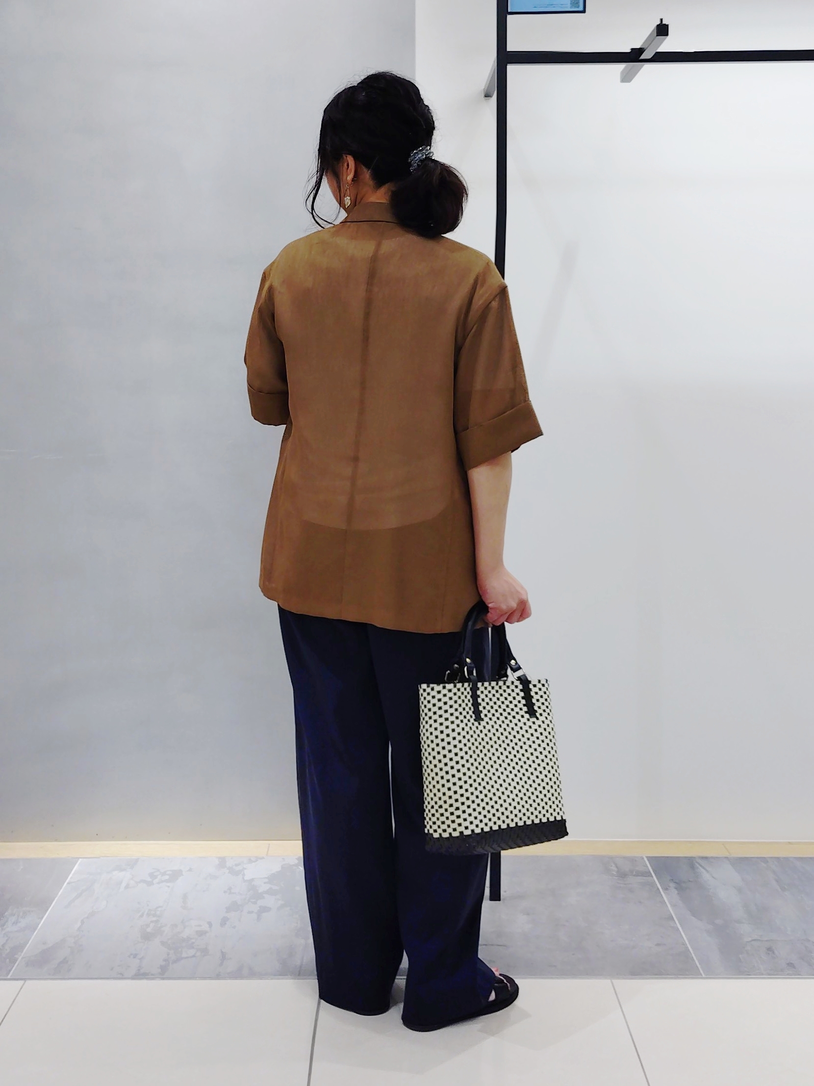 TOMOMIさんの「INDIVI｜【褒められパンツ／洗える／ウエストゴム】ワイドタックパンツ」を使ったコーディネート