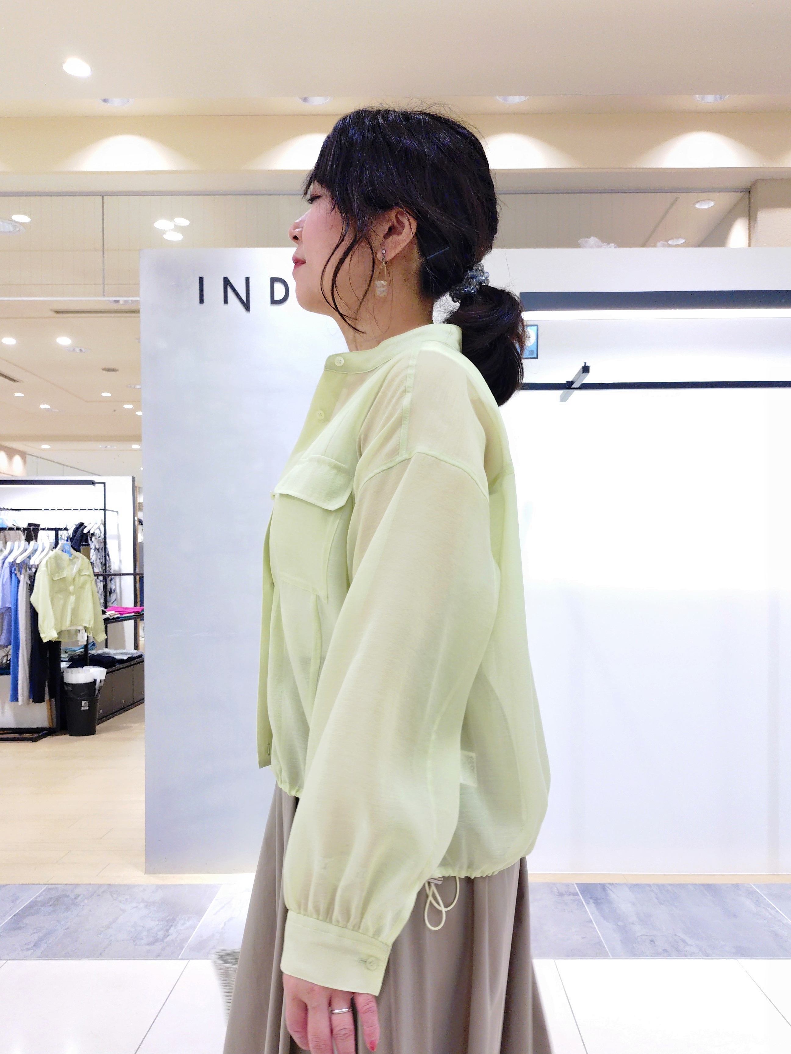 TOMOMIさんの「INDIVI｜【撥水／UVケア／SETUP可能】軽量マキシ丈タックスカート」を使ったコーディネート
