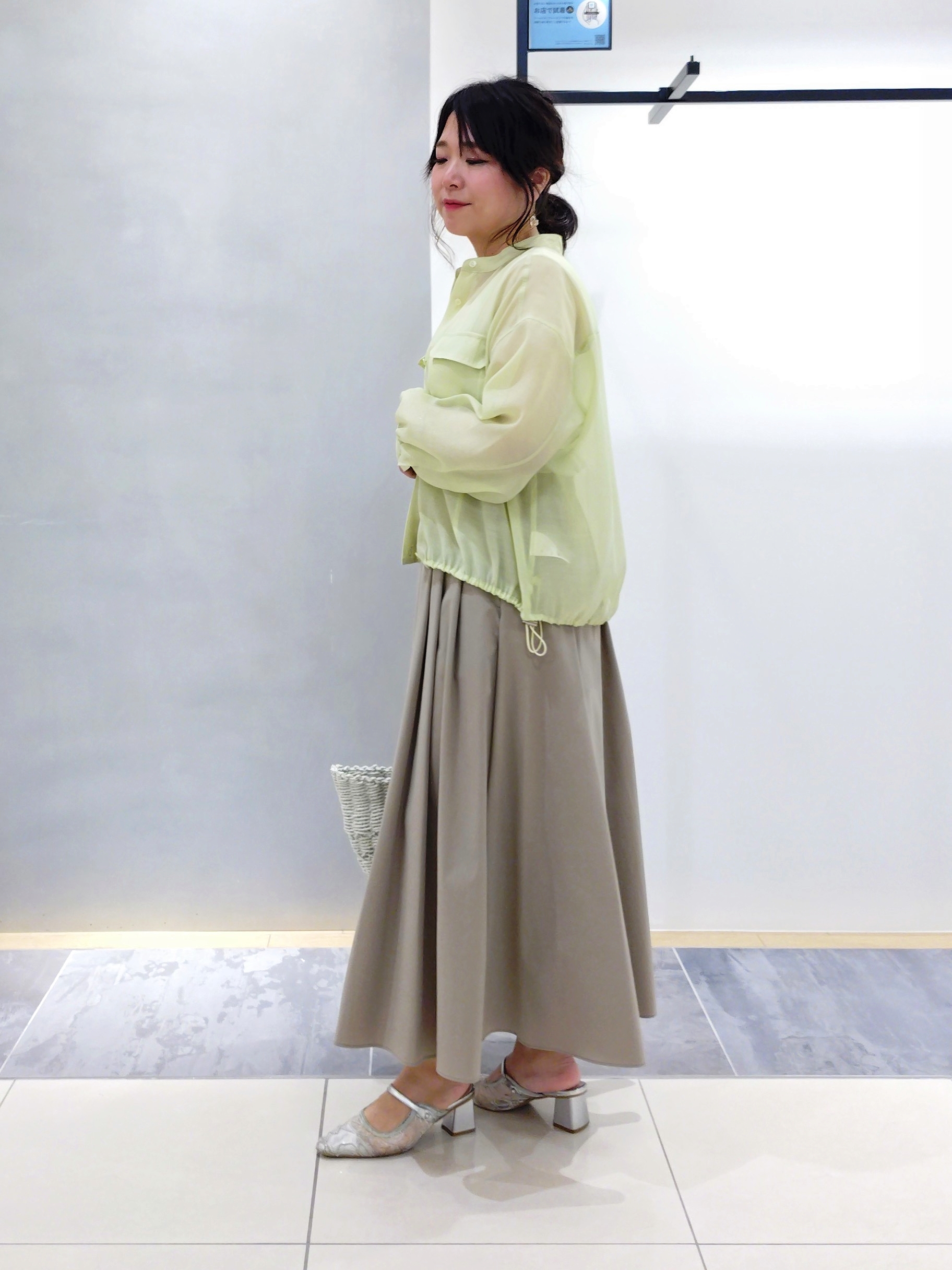 TOMOMIさんの「INDIVI｜【撥水／UVケア／SETUP可能】軽量マキシ丈タックスカート」を使ったコーディネート