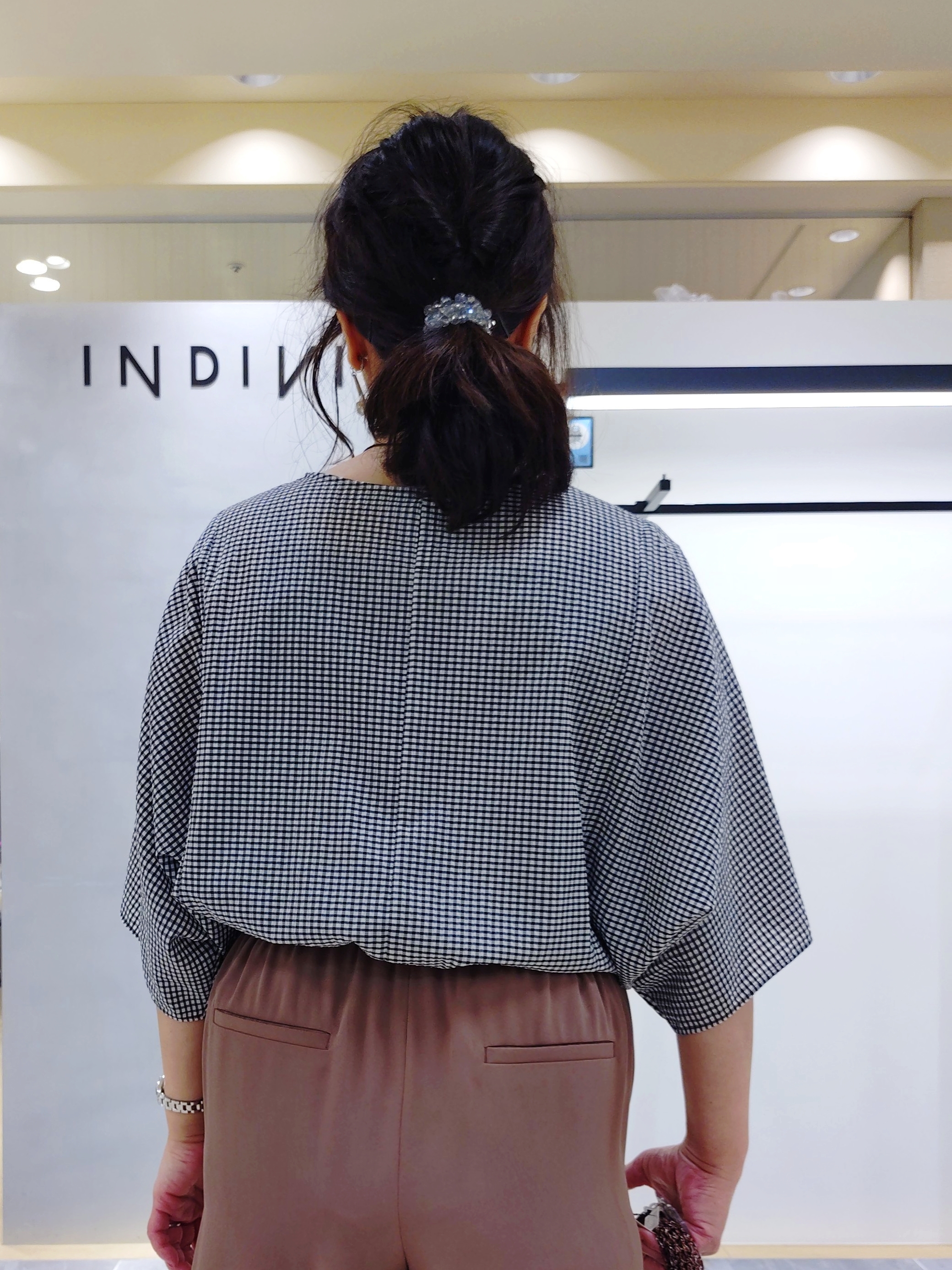 TOMOMIさんの「INDIVI｜【撥水／UVケア／SETUP可能】軽量5分袖ライトブルゾン」を使ったコーディネート