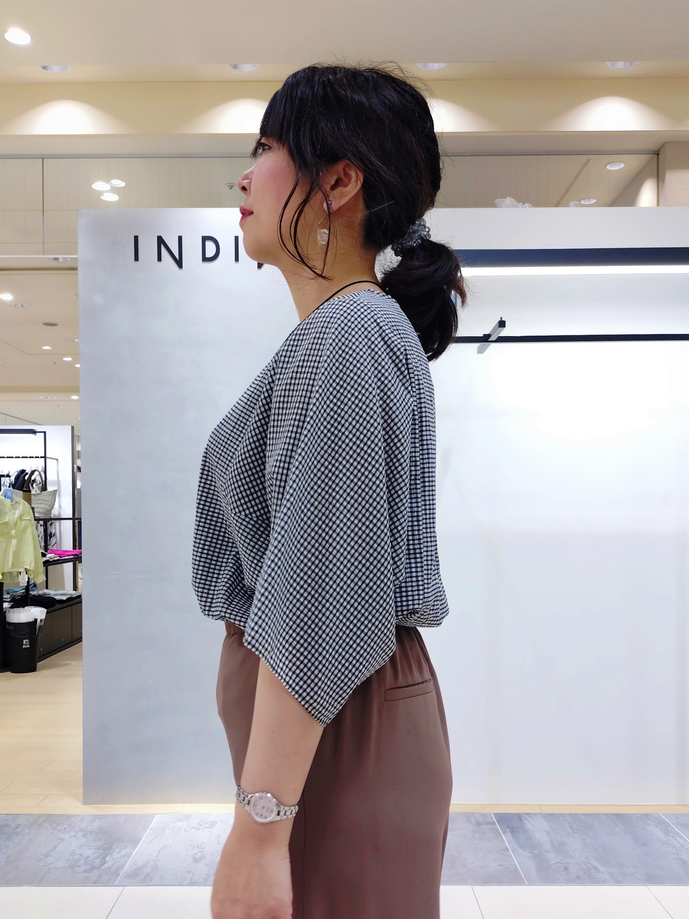 TOMOMIさんの「INDIVI｜【撥水／UVケア／SETUP可能】軽量5分袖ライトブルゾン」を使ったコーディネート