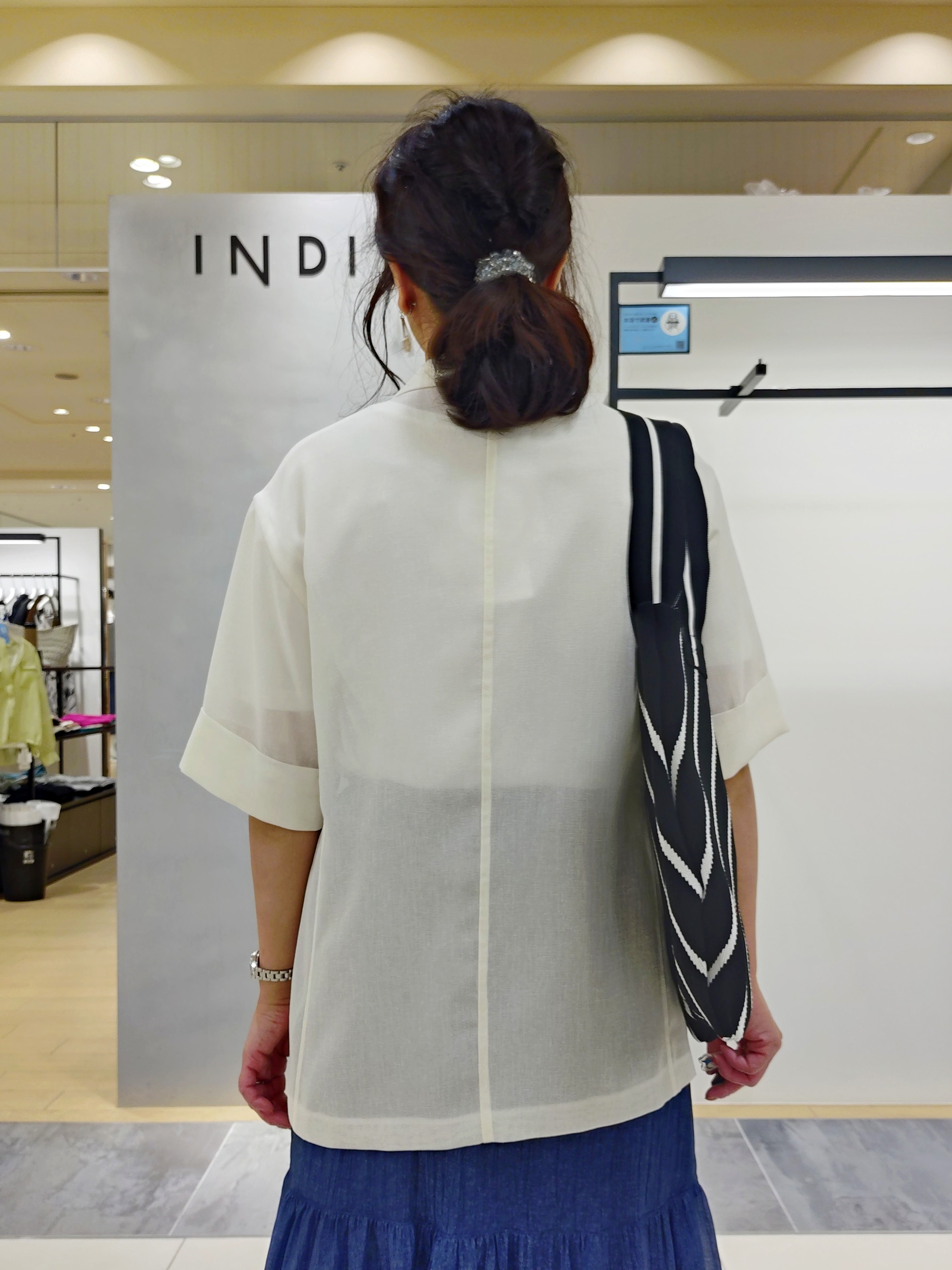 TOMOMIさんの「INDIVI｜【洗える／メッシュ素材／SETUP可能】半袖シアージャケット」を使ったコーディネート