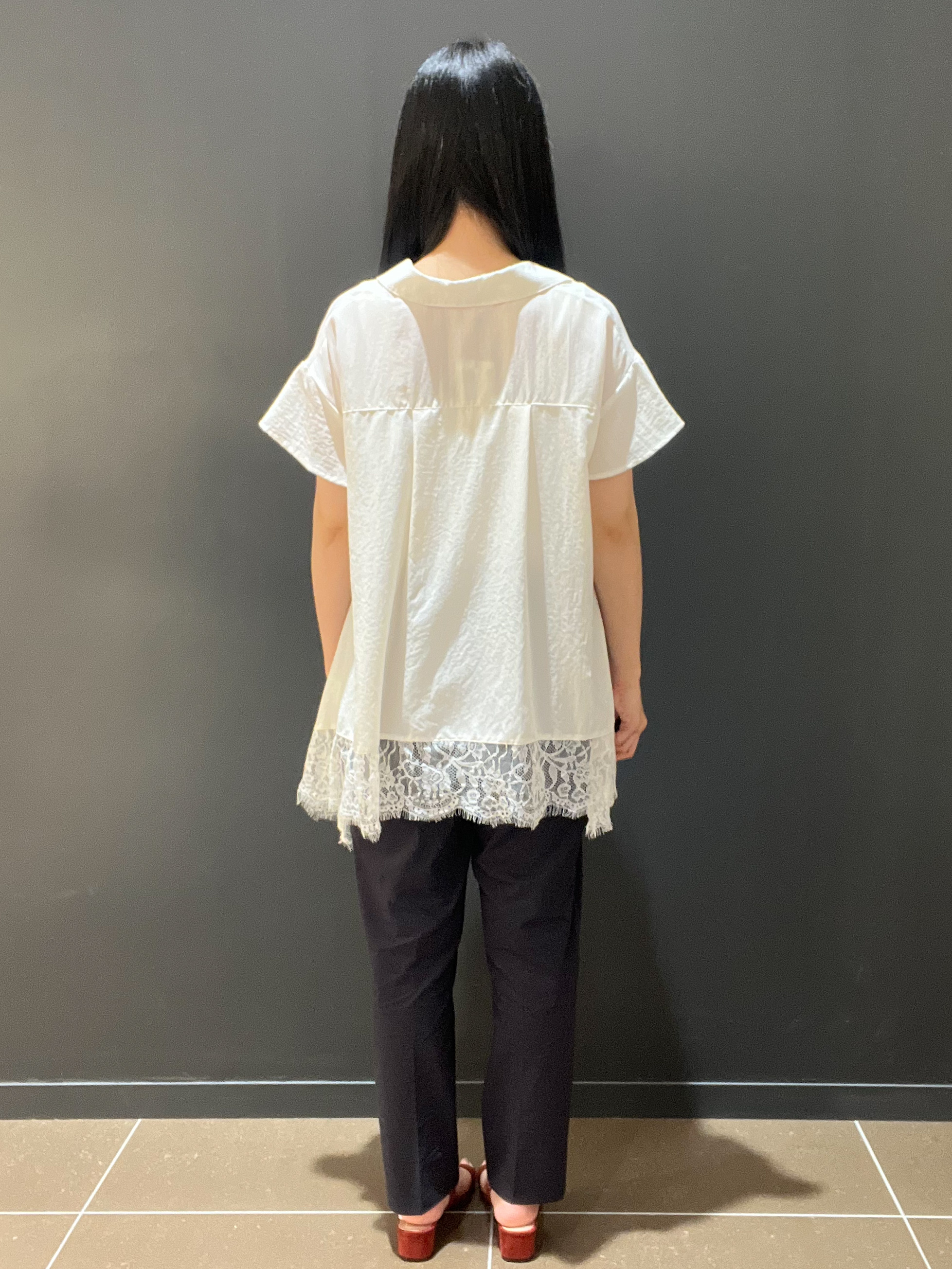 yunさんの「OPAQUE.CLIP｜裾レース スキッパーブラウス【洗濯機OK】」を使ったコーディネート