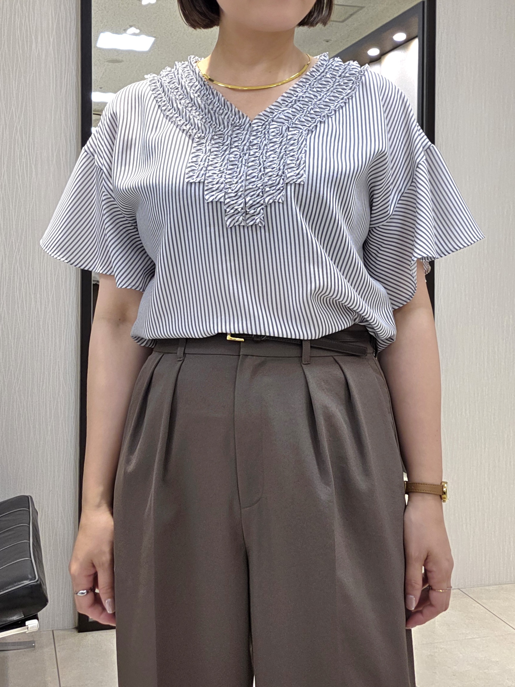 naokoさんの「UNTITLED｜【接触冷感/通気性/洗える】Vネックフリルブラウス」を使ったコーディネート