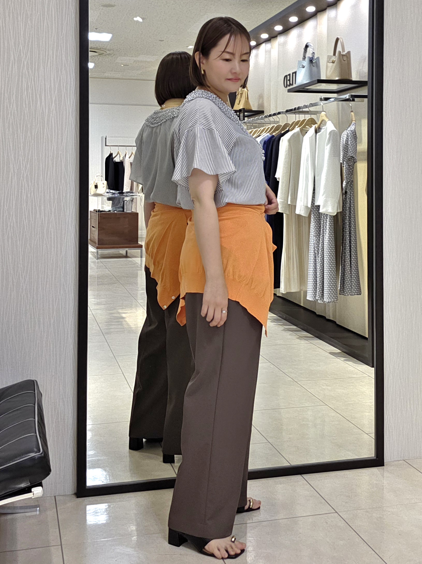 naokoさんの「UNTITLED｜【接触冷感/通気性/洗える】Vネックフリルブラウス」を使ったコーディネート