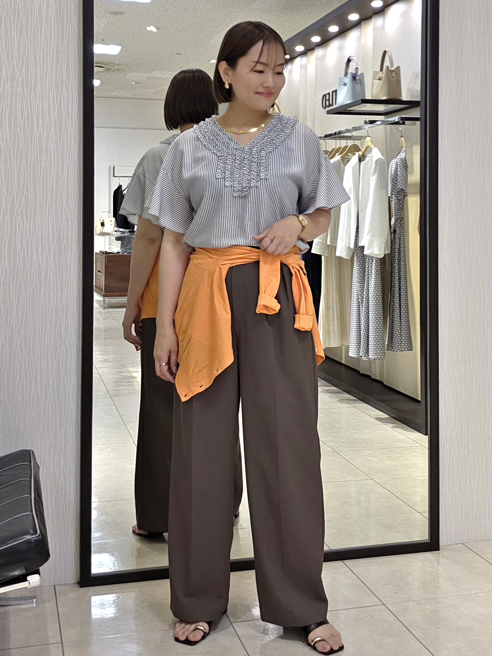 naokoさんの「UNTITLED｜【接触冷感/通気性/洗える】Vネックフリルブラウス」を使ったコーディネート