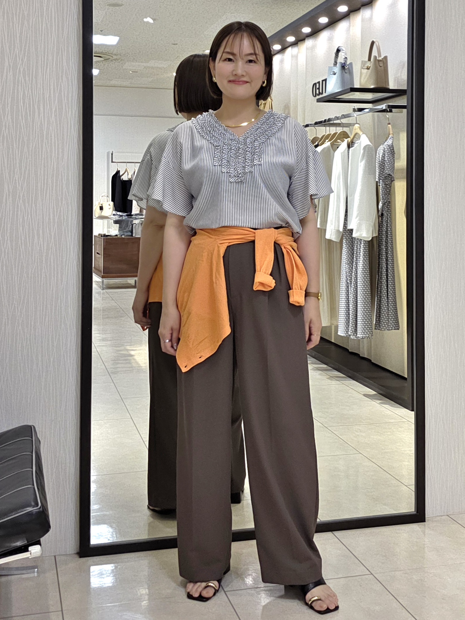 naokoさんの「UNTITLED｜【接触冷感/通気性/洗える】Vネックフリルブラウス」を使ったコーディネート