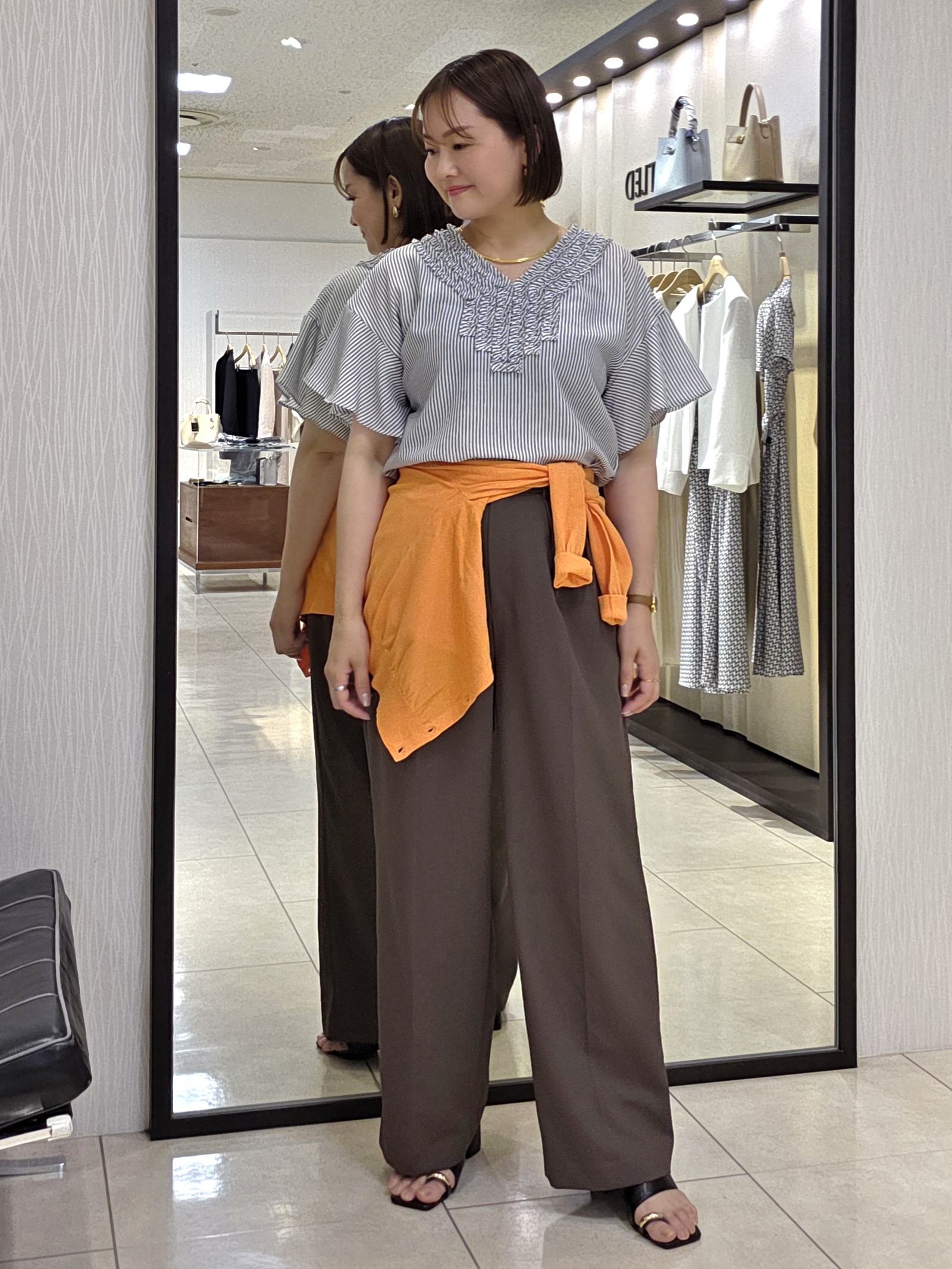 naokoさんの「UNTITLED｜【接触冷感/通気性/洗える】Vネックフリルブラウス」を使ったコーディネート