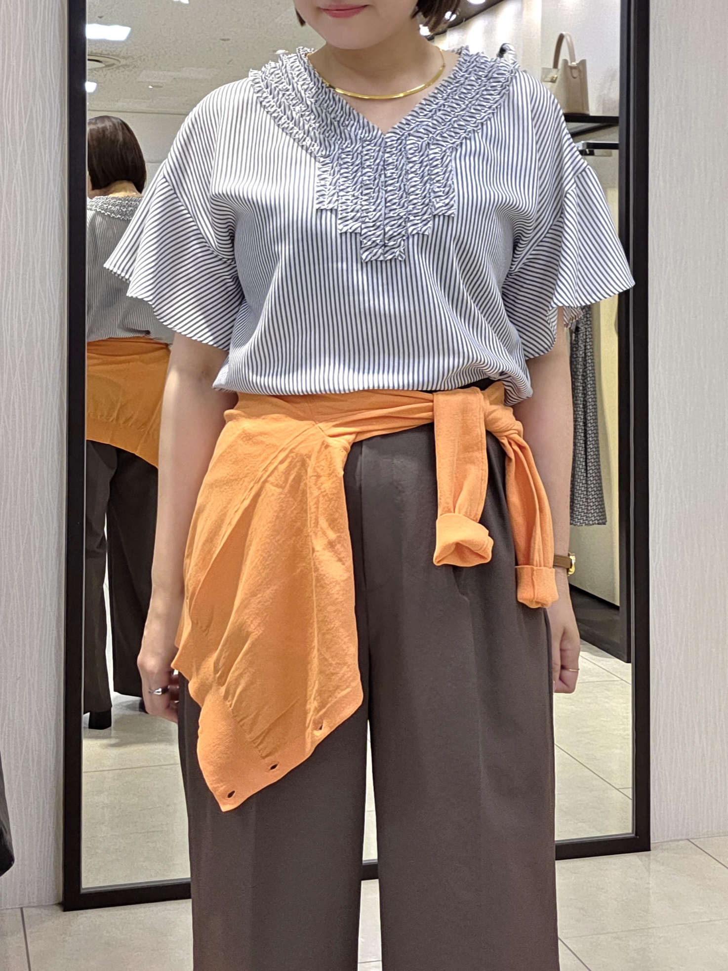 naokoさんの「UNTITLED｜【接触冷感/通気性/洗える】Vネックフリルブラウス」を使ったコーディネート