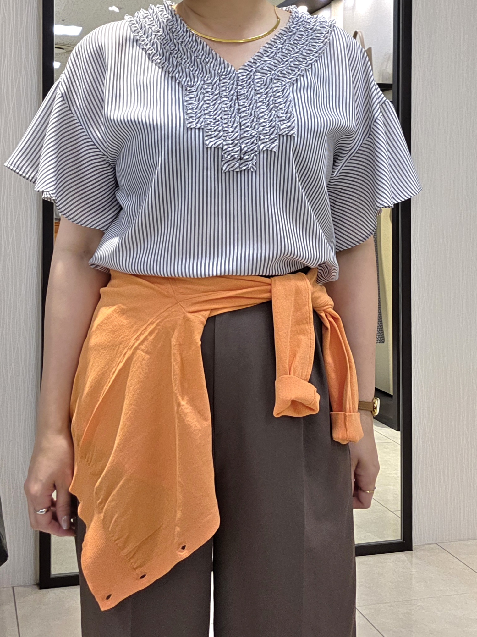 naokoさんの「UNTITLED｜【接触冷感/通気性/洗える】Vネックフリルブラウス」を使ったコーディネート
