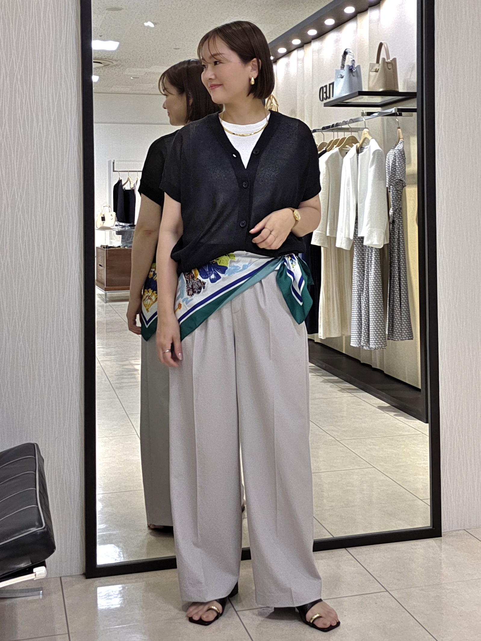 naokoさんの「UNTITLED｜【洗える/清涼感】ドライタッチスリーブレスカーディガン」を使ったコーディネート