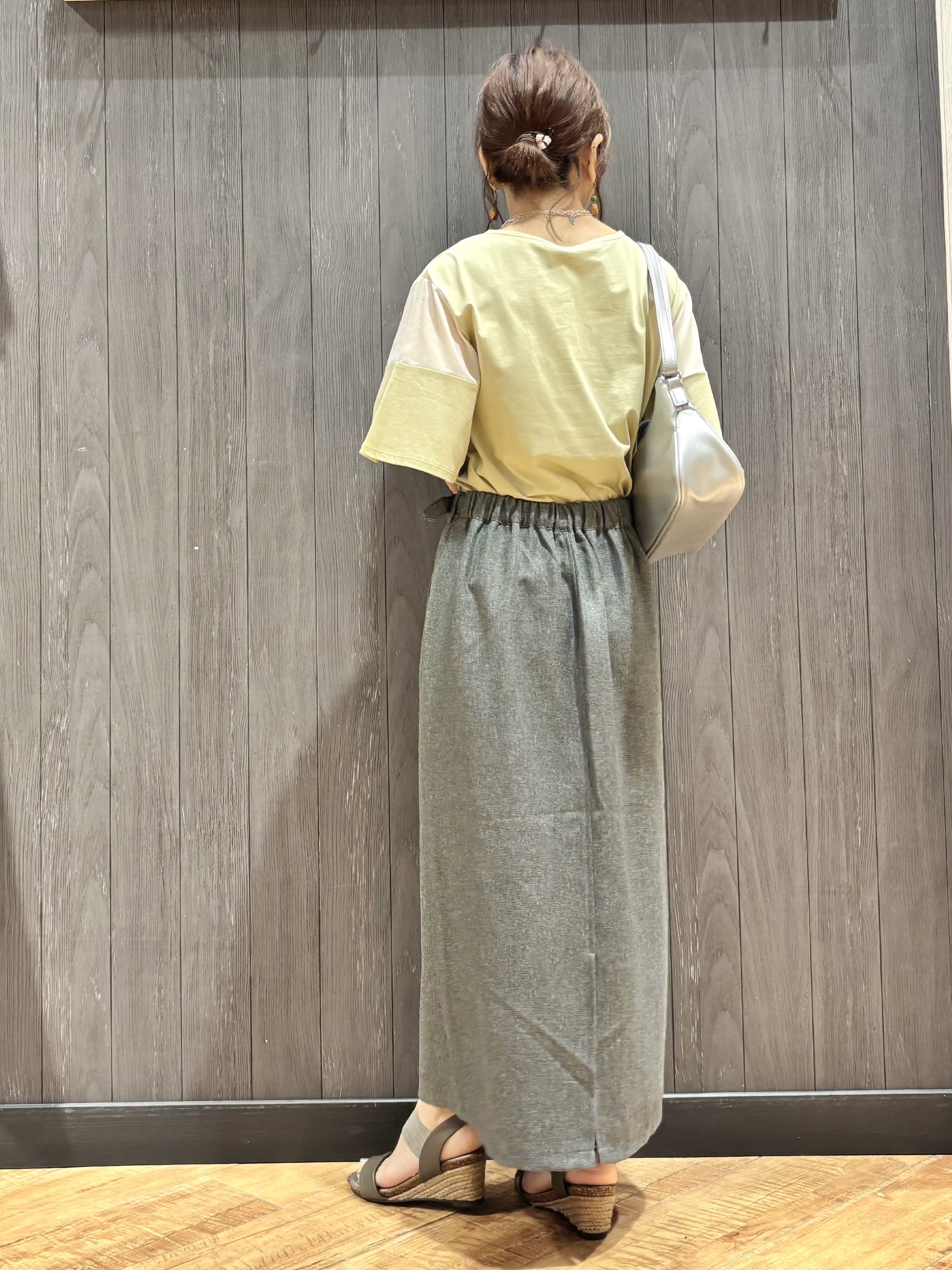 meiさんの「SHOO･LA･RUE｜【ひんやり/S-LL/体型カバー】フレアスリーブで二の腕を自然にカバー 浅VネックTシャツ」を使ったコーディネート